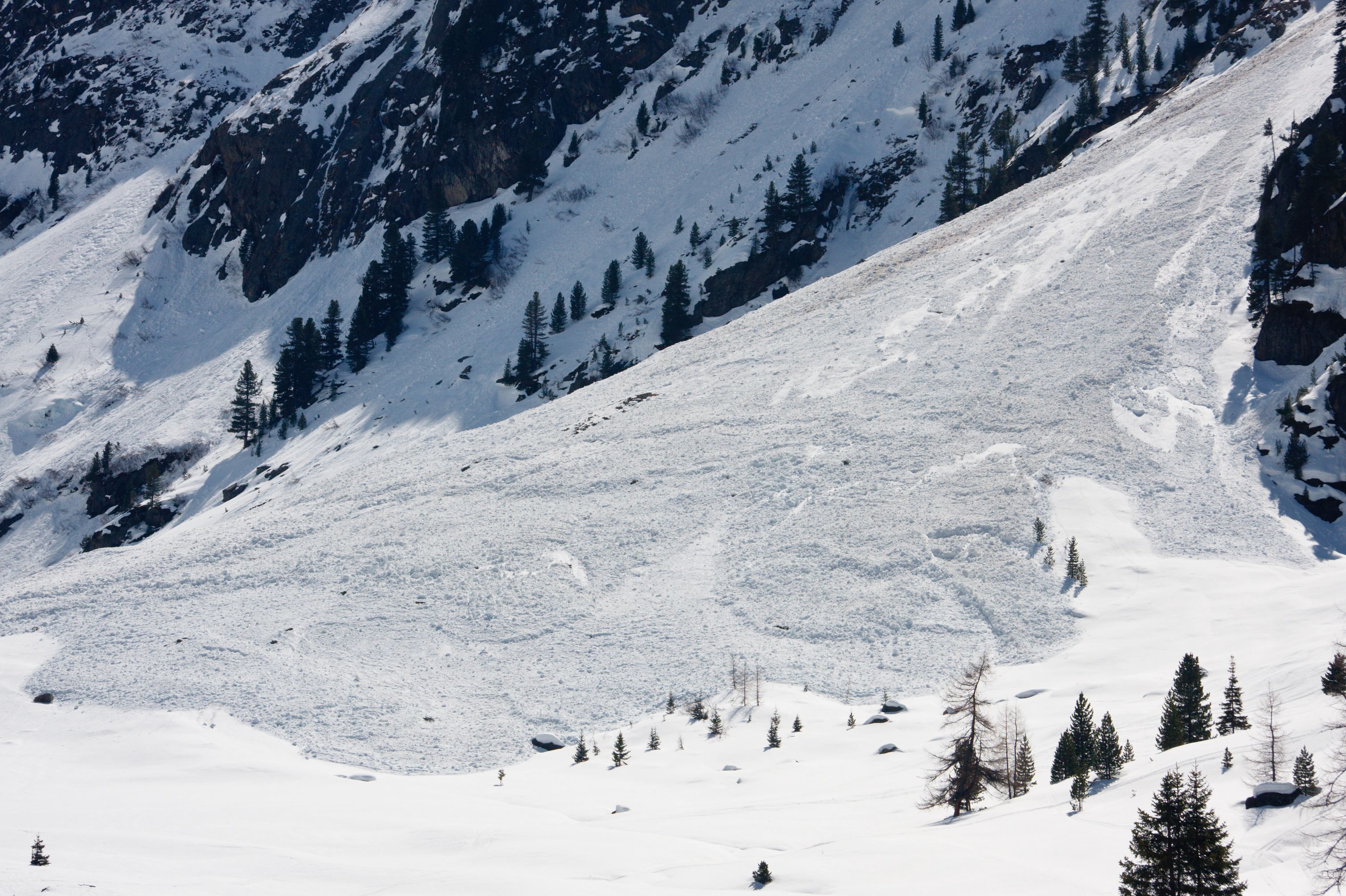 Der Snowboarder wurde unter etwas mehr als einem Meter Schnee begraben – und überlebte. Symbolbild. 
