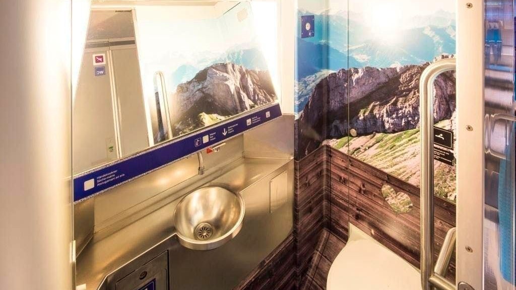 Laut der SBB gibt es aus mangelnden Nutzungs- und Platzgründen in manchen Regionalzügen nicht mehr als ein WC.