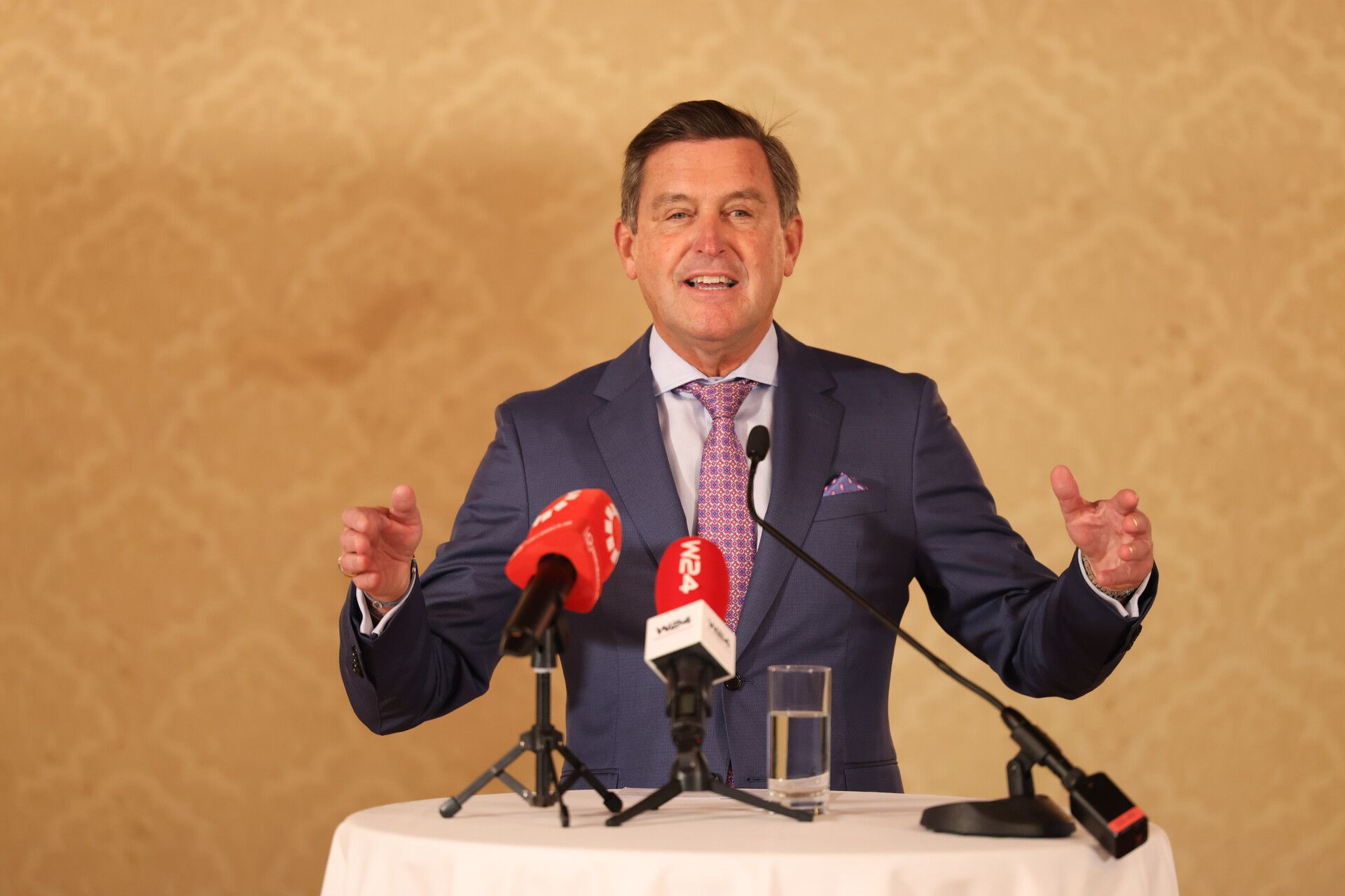 Wirtschaftsstadtrat Peter Hanke betont die Wichtigkeit einer ausreichenden finanziellen Ausstattung für das AMS.