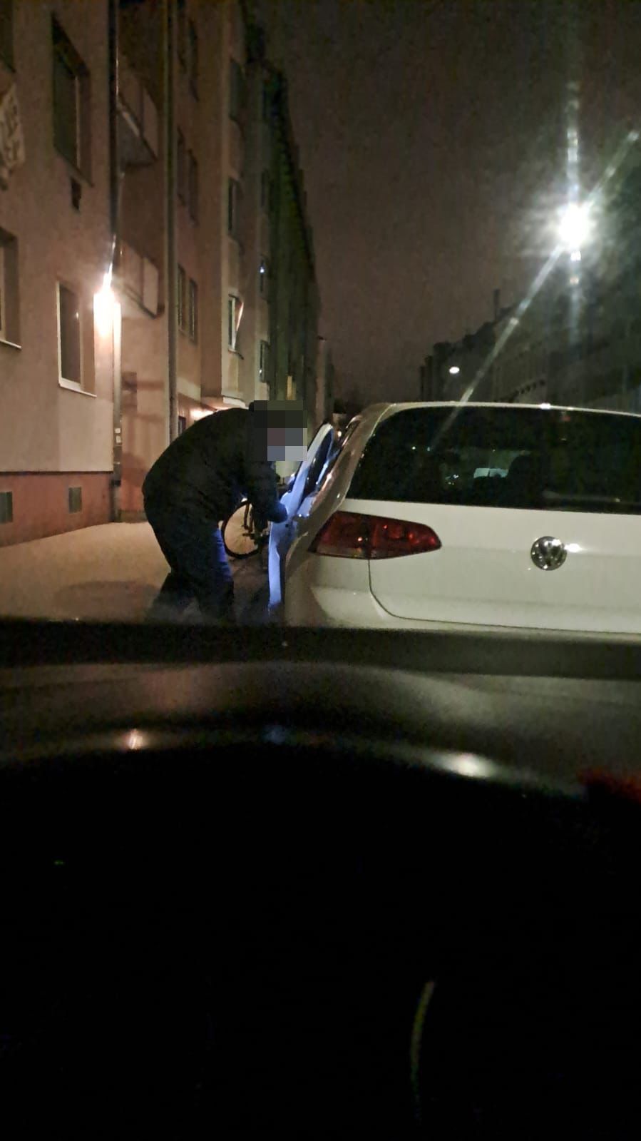 Der Dieb knackte das weiße Modell und fuhr damit weg.