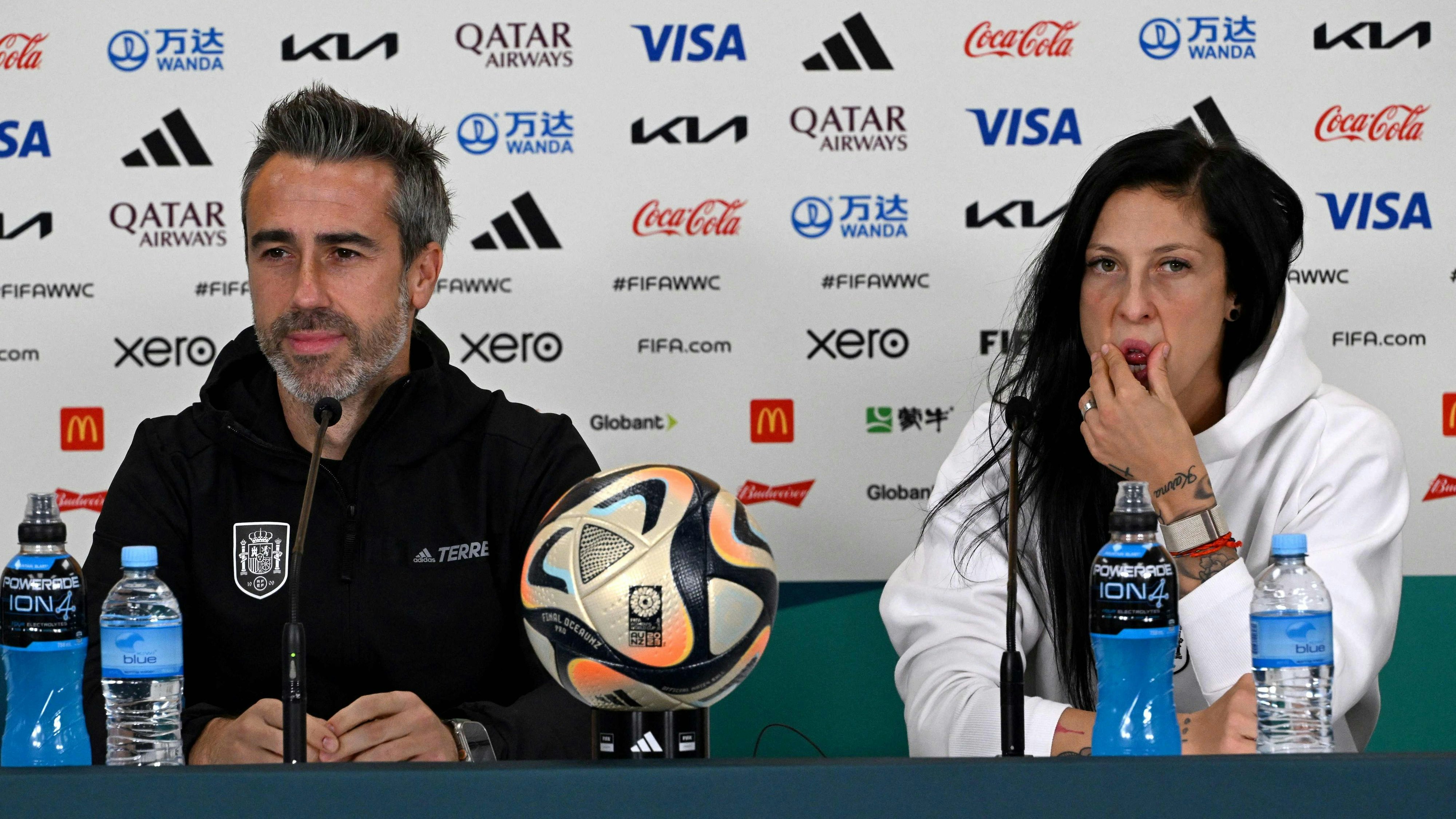 Auch der ehemalige Weltmeister-Trainer der Spanierinnen, Jorge Vilda – hier mit Jenni Hermoso bei einer Pressekonferenz während der WM – steht wegen Nötigung vor Gericht. Er und weitere Angeklagte sollen nach dem Kuss versucht haben, die Spielerin zu überreden, die Anklage gegen den Präsidenten fallen zu lassen