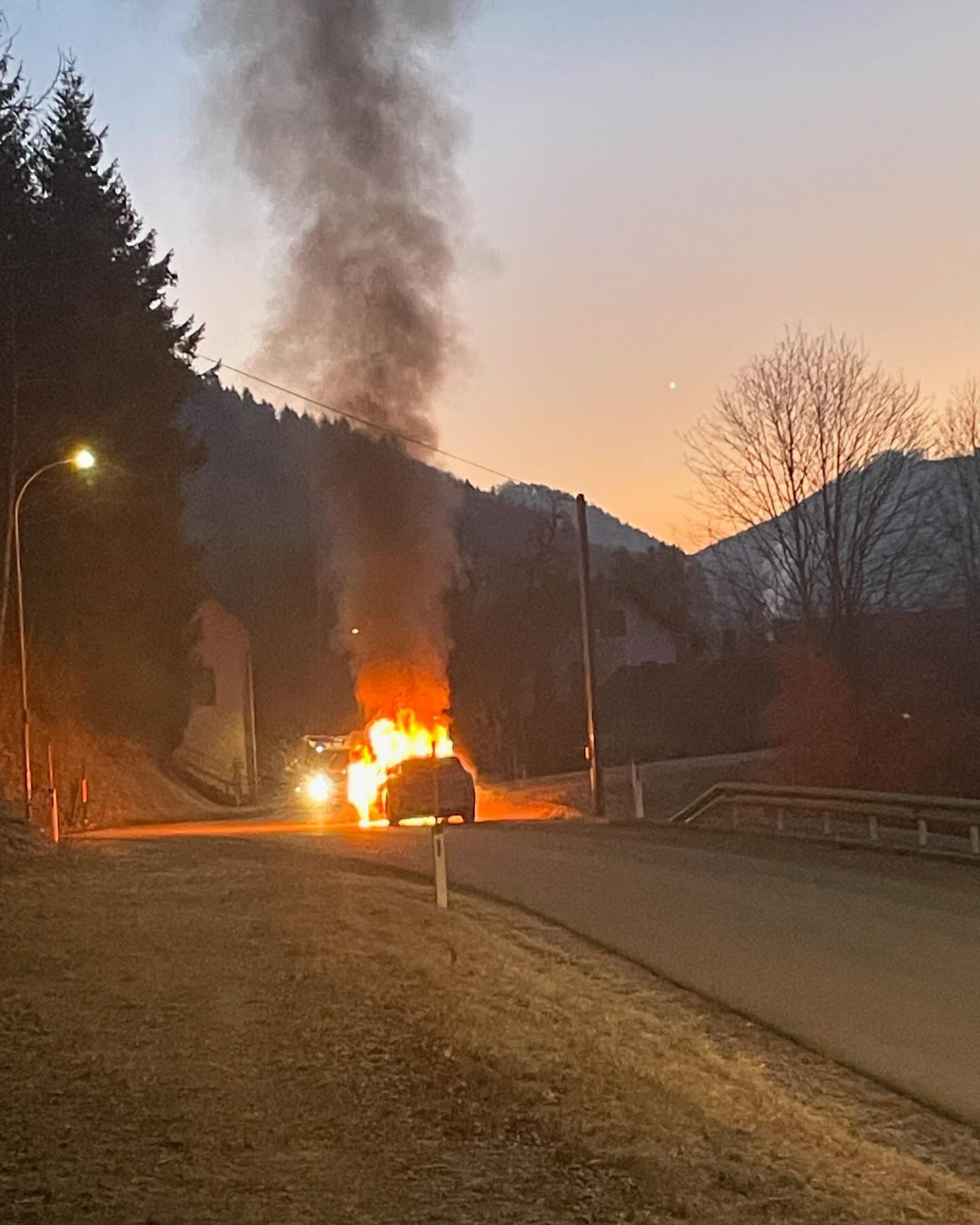Das Auto stand nach wenigen Minuten bereits in Vollbrand.