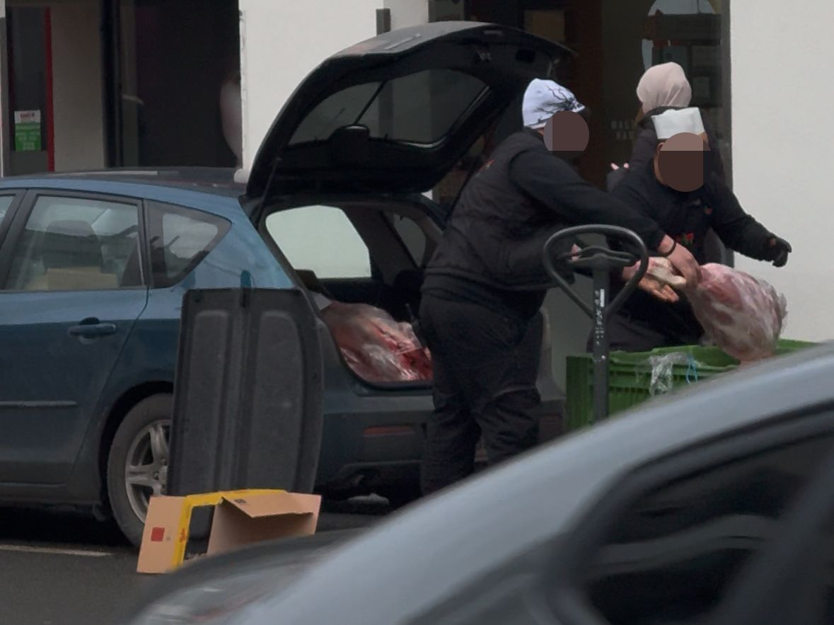 Schockierende Szenen: Fleisch wird ungekühlt aus dem Kofferraum auf offener Straße entladen.  Das Marktamt schreitet ein!