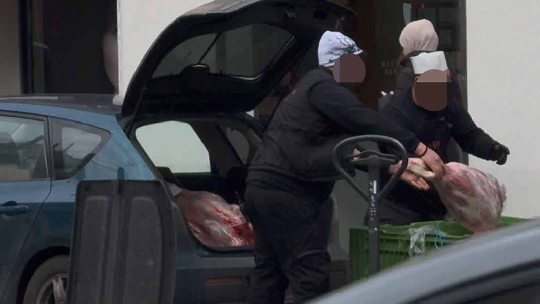 Schockierende Szenen: Fleisch wird ungekühlt aus dem Kofferraum auf offener Straße entladen.  Das Marktamt schreitet ein!