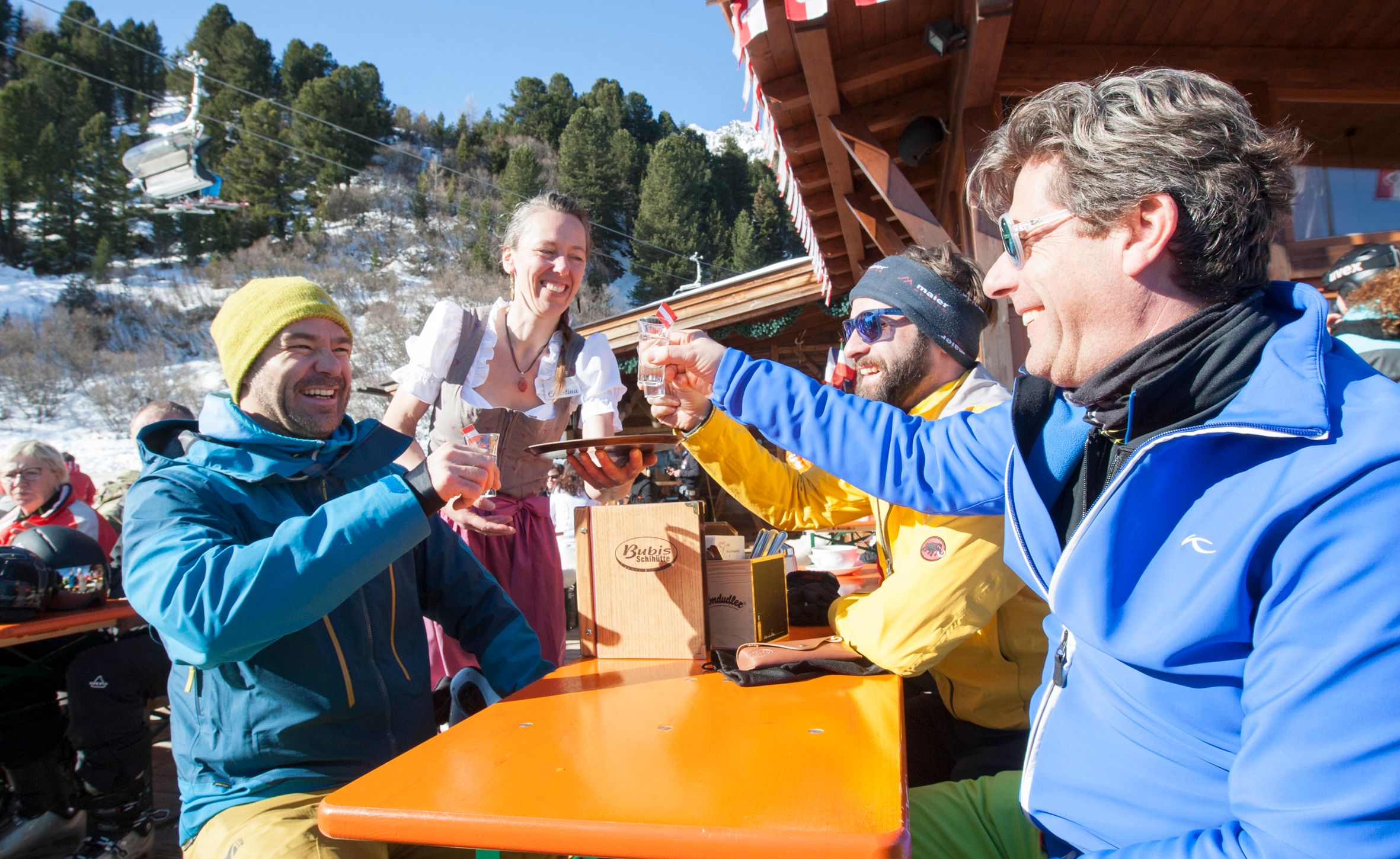 Alkohol und Hüttengaudi gehören für 38 Prozent der Befragten zum Winterport dazu. Symbolbild.