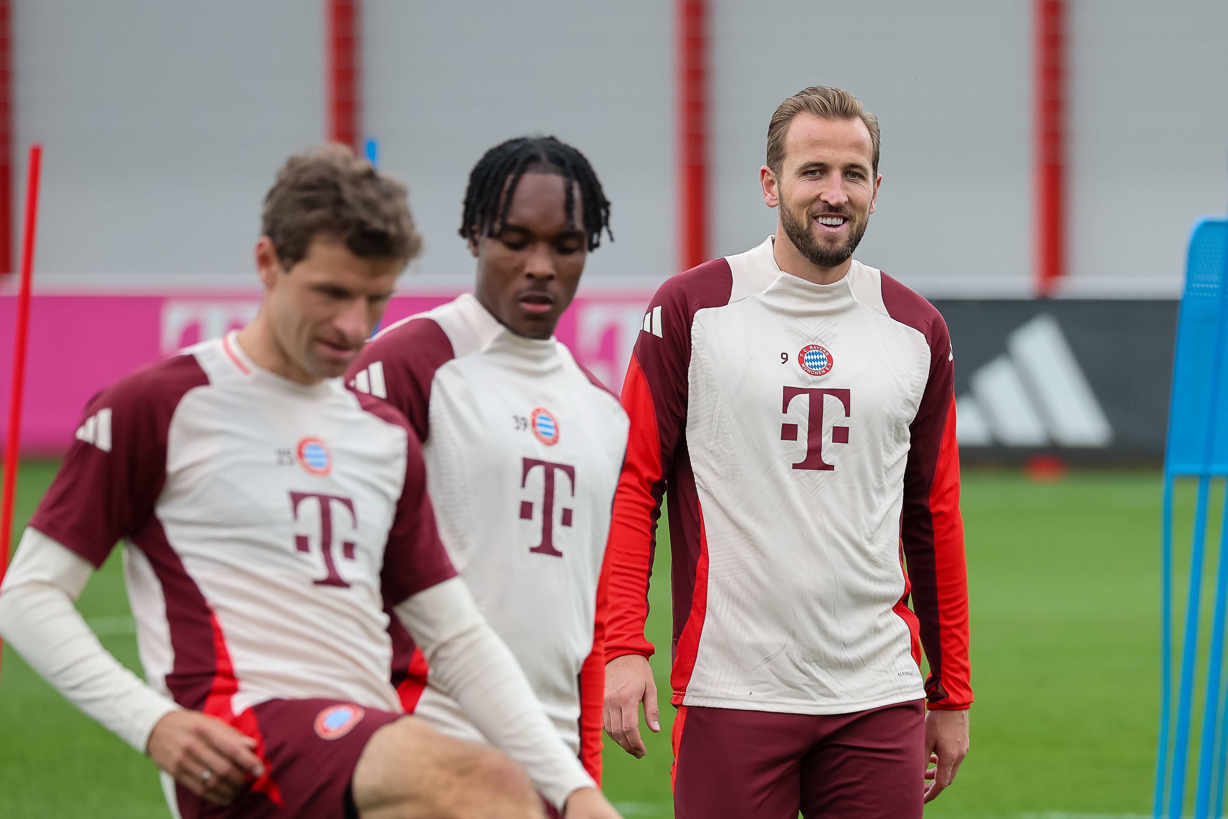 Mathys Tel (m.) verlässt den FC Bayern.