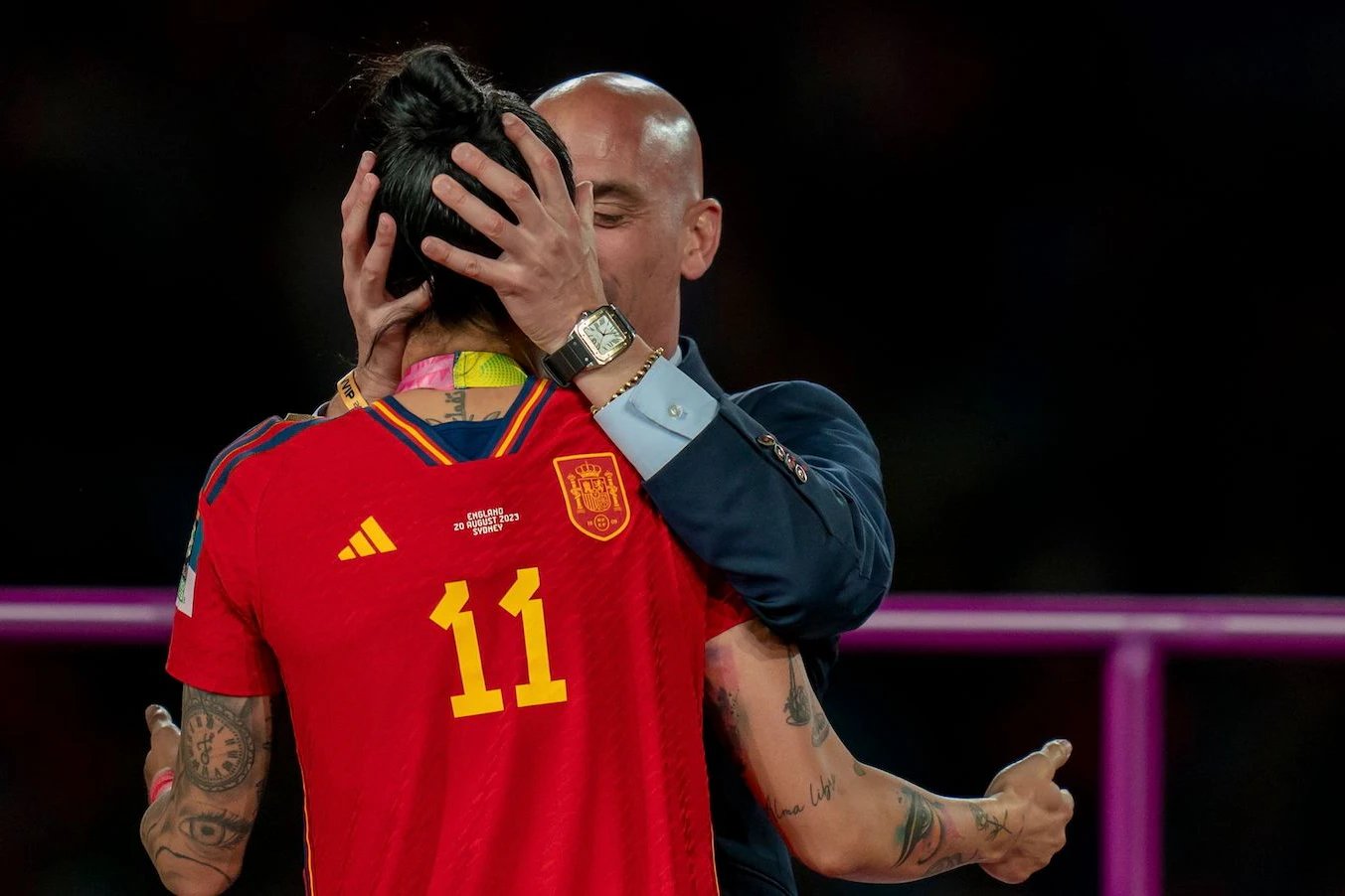 Sexuelle Belästigung par excellence: Spaniens Verbandspräsident Luis Rubiales küsst Spielerin Jennifer Hermoso nach dem Titelgewinn auf den Mund
