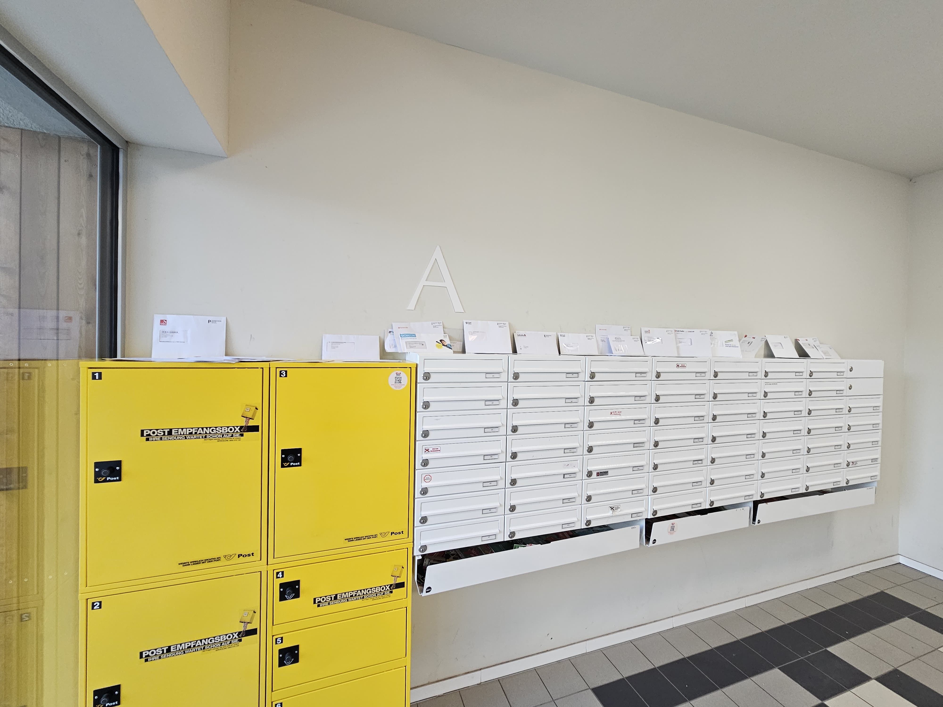 Auch aus den Nachbarstraßen landen hier die Briefe auf den Postkästen.