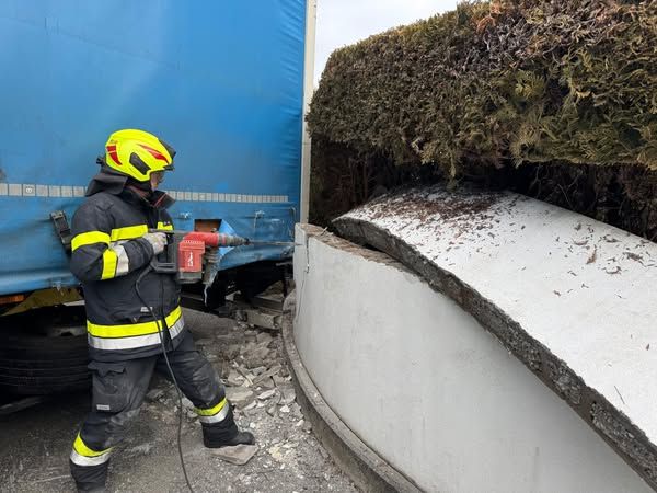 Teile der Grundstücksmauern mussten weggestemmt werden.