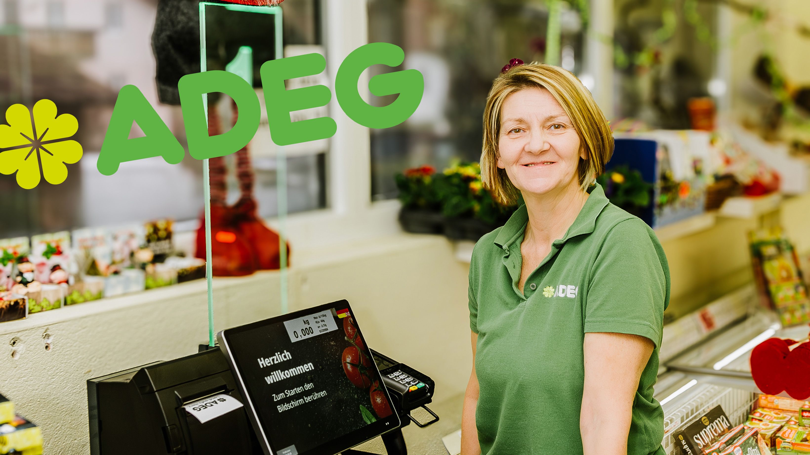 Die stolze ADEG Kauffrau Heidemarie Schagerl vor ihrer Hybridkasse