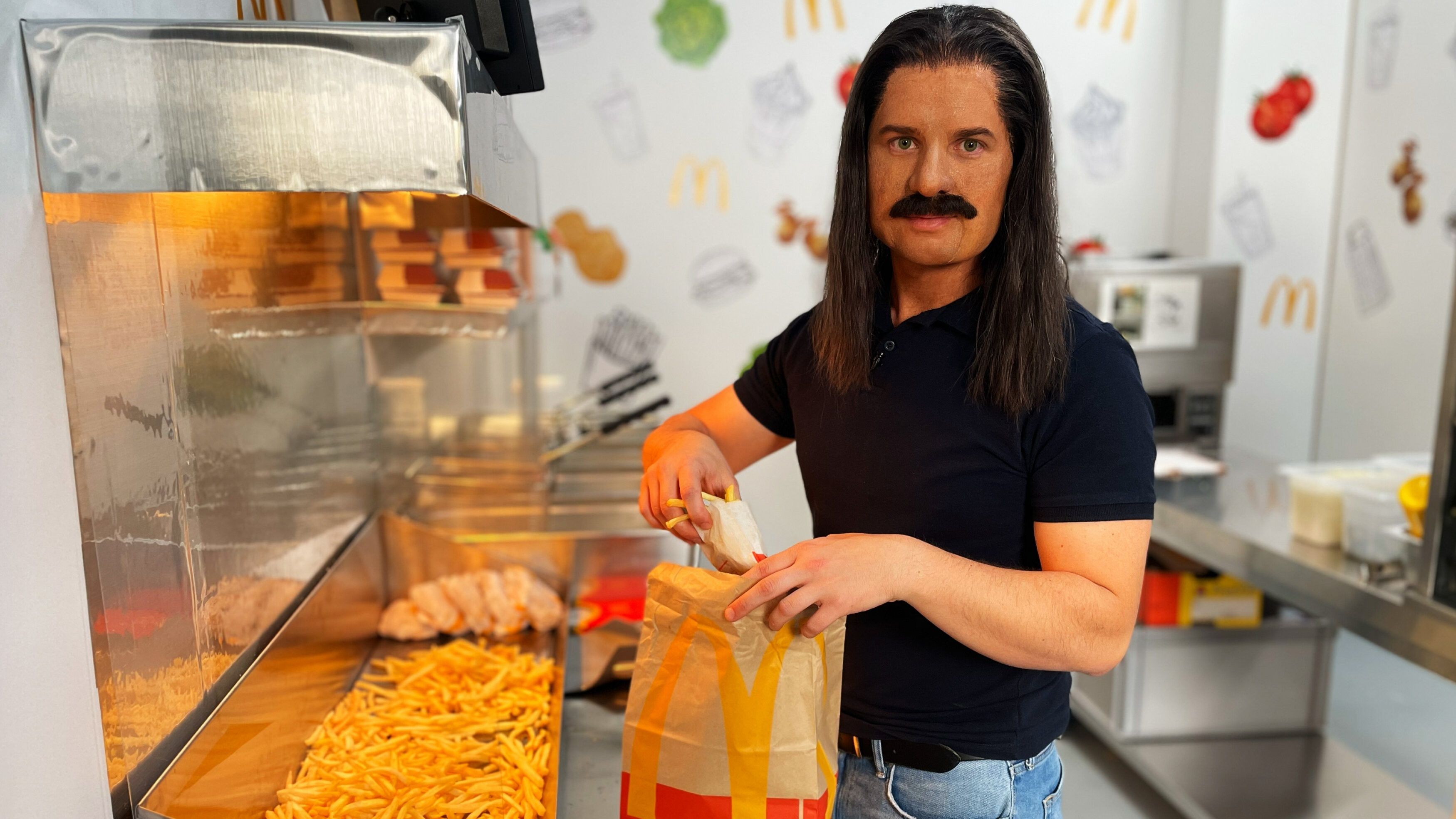 Mithilfe von Perücken, falschen Bärten und Make-Up wurden die McDonald’s-Mitarbeiter unkenntlich gemacht, die in der ORF1-Doku am Mittwoch um 21:05 Uhr über die Praktiken der Kette auspacken.