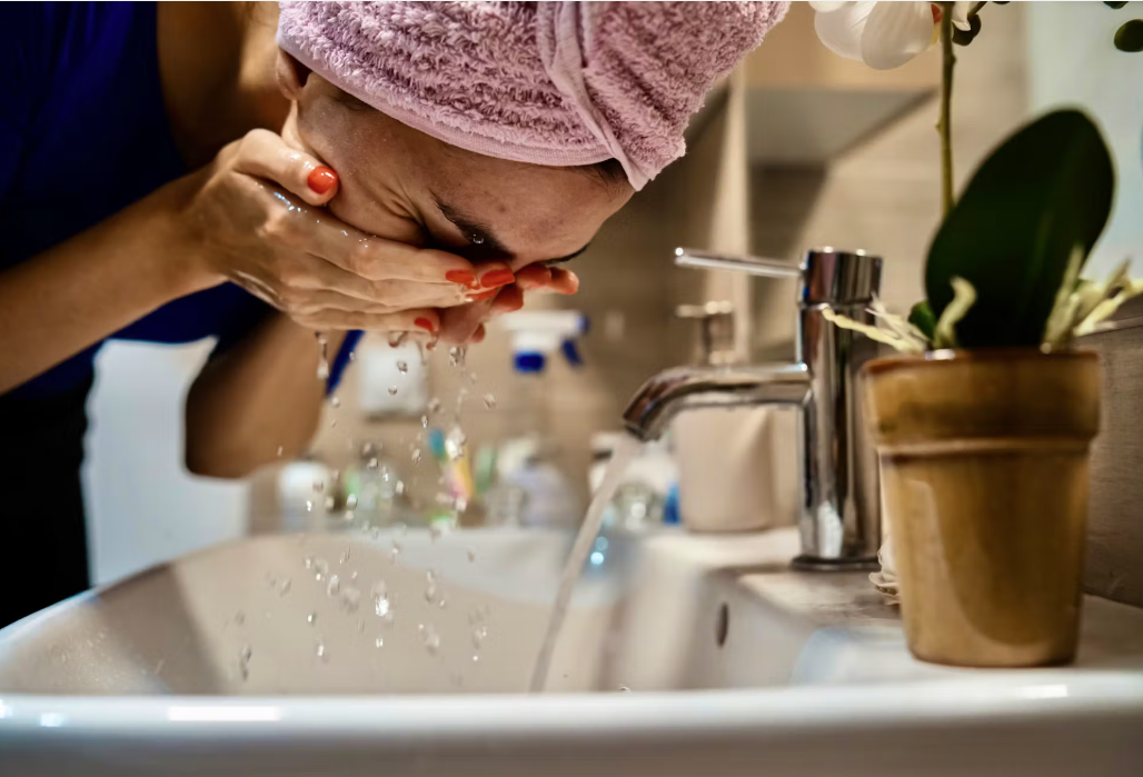 Deine Poren lassen sich nicht öffnen oder schließen. Du kannst aber etwas tun, um sie optisch kleiner erscheinen zu lassen.