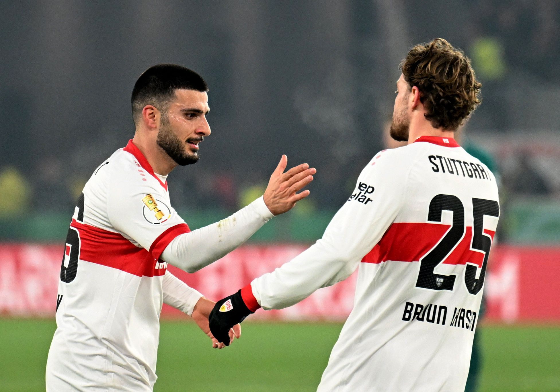 Deniz Undav jubelt im Dress der Stuttgarter gegen Augsburg. 