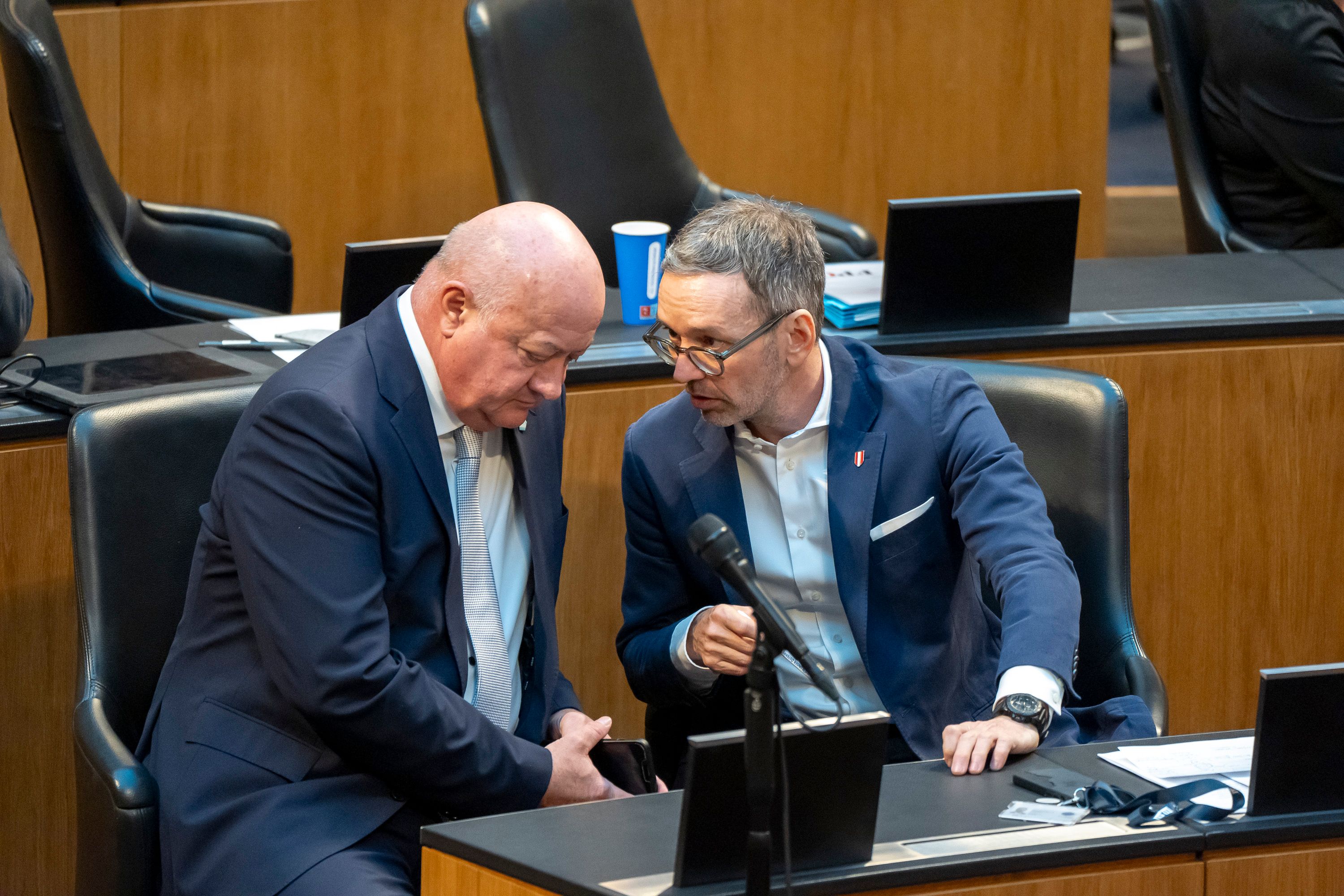 FPÖ-Chef Herbert Kickl teilte Christian Stocker seine Vorstellung über die Ministerien-Aufteilung mit.