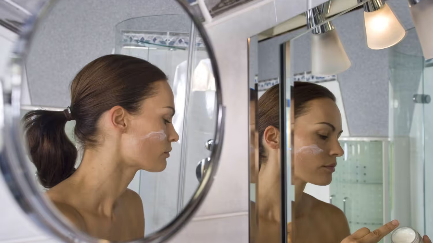 Um die Haut vor dem Austrocknen zu bewahren, solltest du sie nach der Gesichtswäsche mit Feuchtigkeit versorgen.