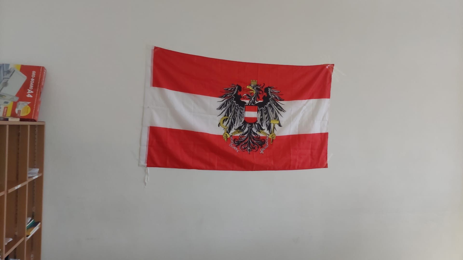 Diese Fahne hängten die Schüler in ihrer Klasse auf. 