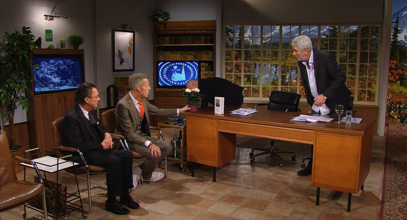 Benjamin von Stuckrad-Barre sieht sich sein Geschenk an.