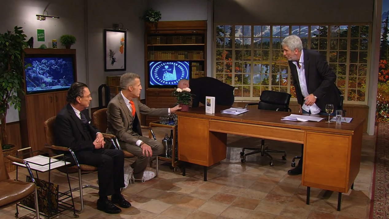 Benjamin von Stuckrad-Barre sieht sich sein Geschenk an.