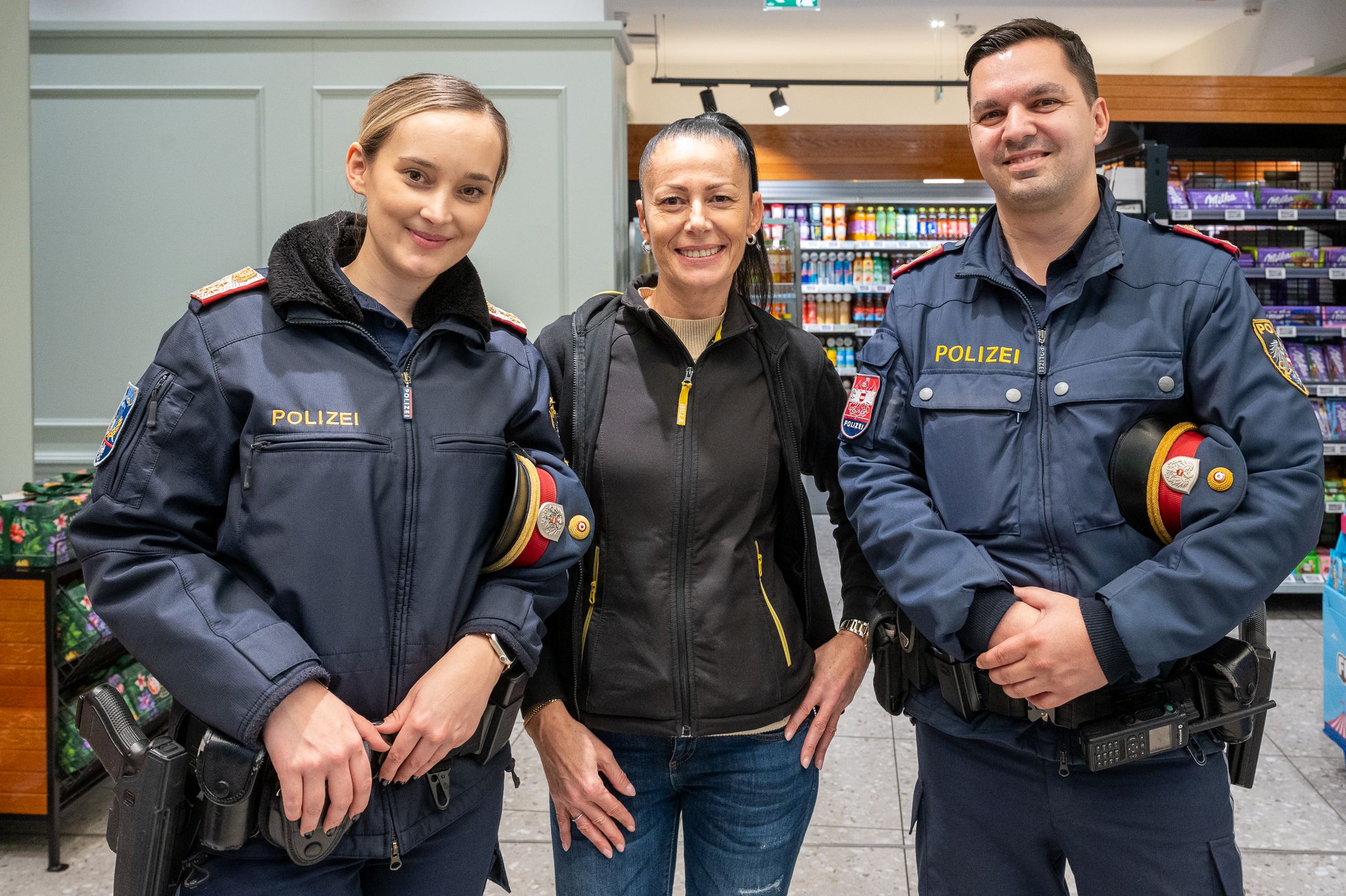 Die Grätzelpolizisten Daniel Zipf und Stefanie Jäger mit Marktleiterin Nermina Mlivo