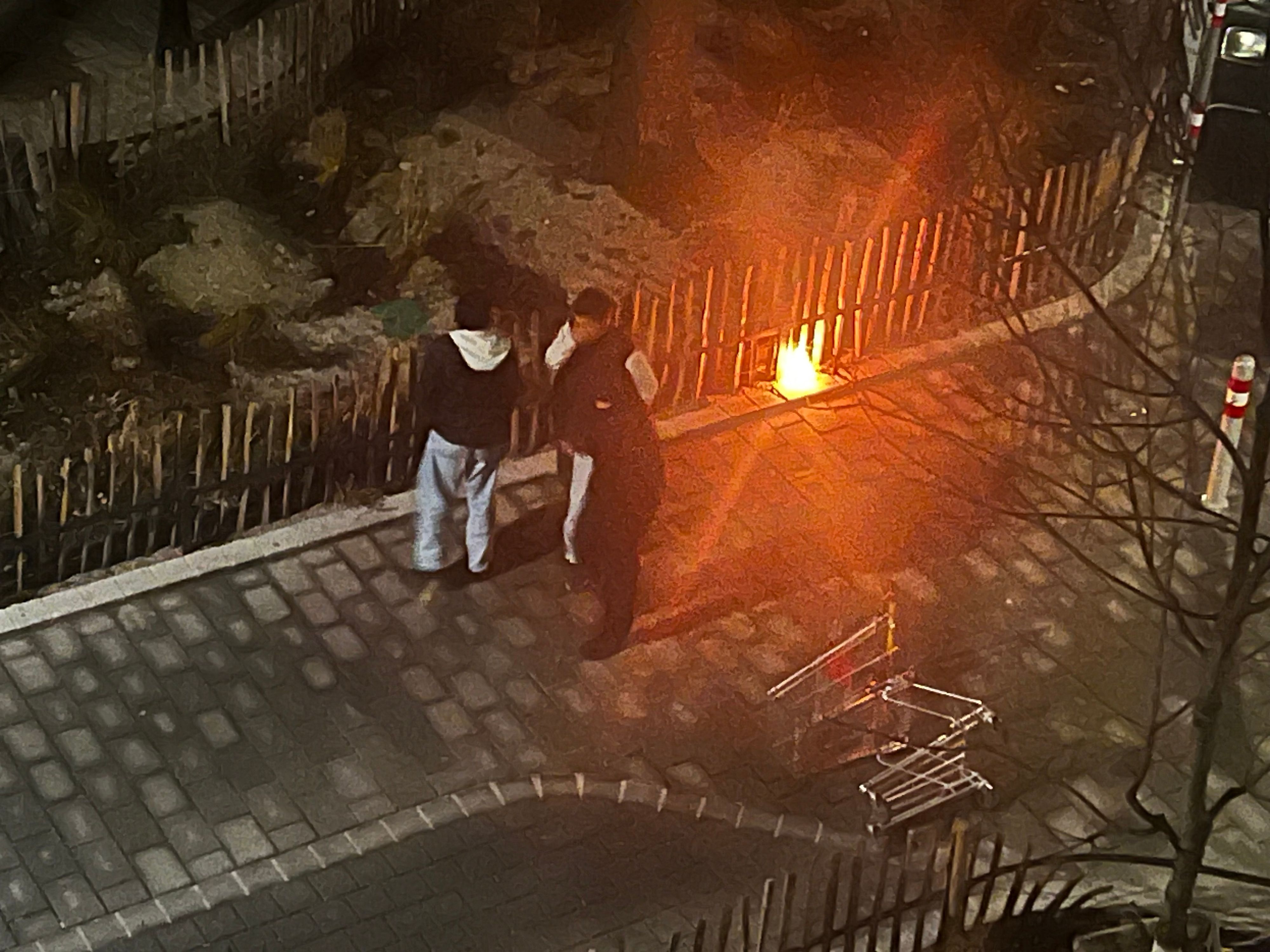 Tatort Bernardgasse! Die mutmaßlichen Täter werden beim Brandstiften beobachtet.