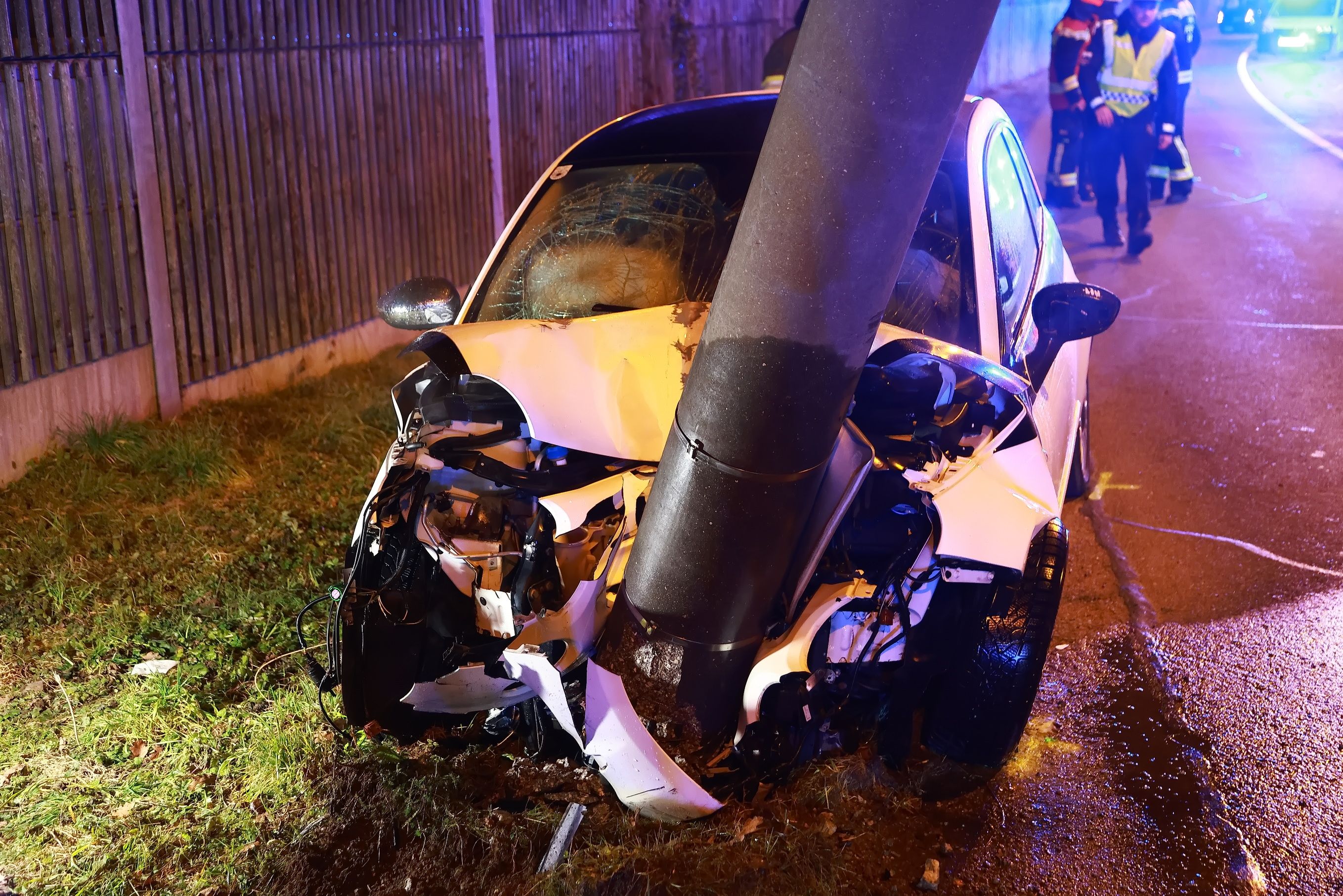 Der beschädigte Betonmast musste demontiert werden.