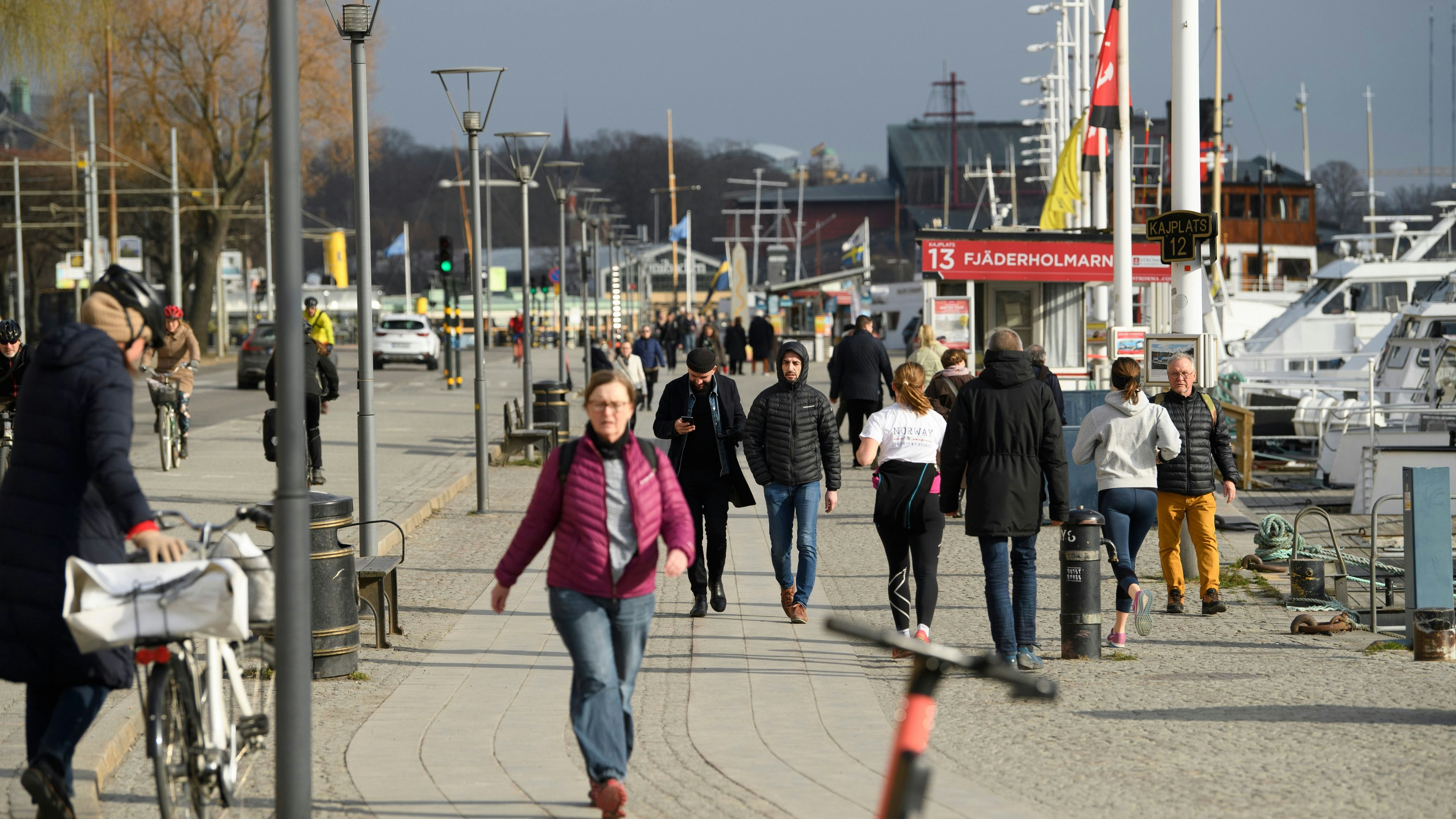 Der Hafen von Stockholm im März 2020: Während man in Österreich bereits brav daheim im Lockdown saß, gingen die Schweden weiter in der Frühlingssonne bummeln