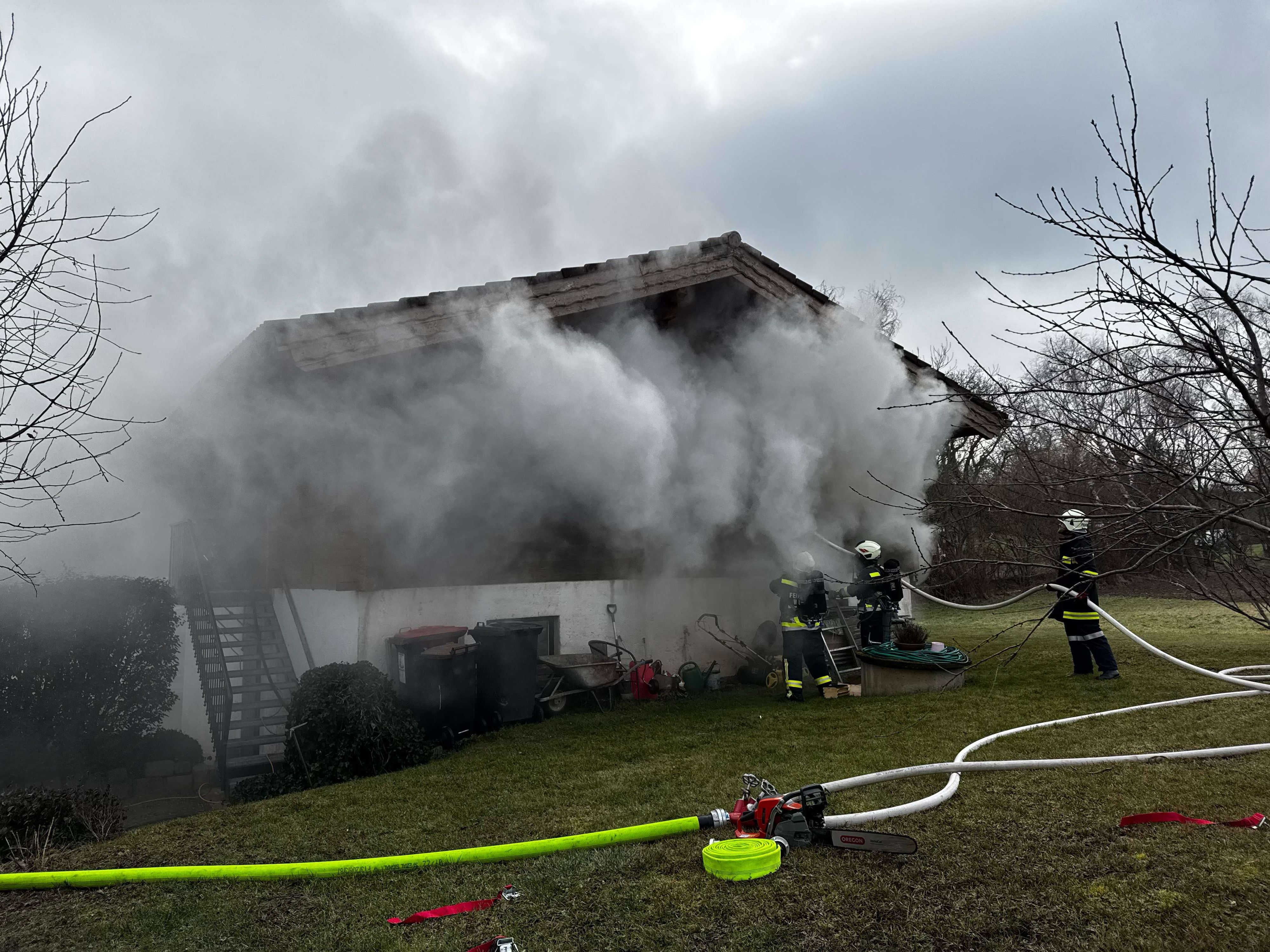 Als die Feuerwehren eintrafen, stand ein Zimmer bereits in Vollbrand.