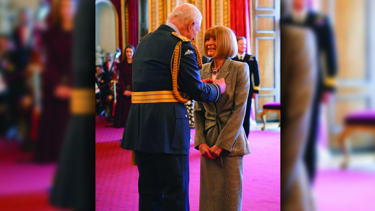 Anna Wintour wurde im Buckingham-Palast von König Charles III. mit dem Orden der Gefährten der Ehre bedacht
