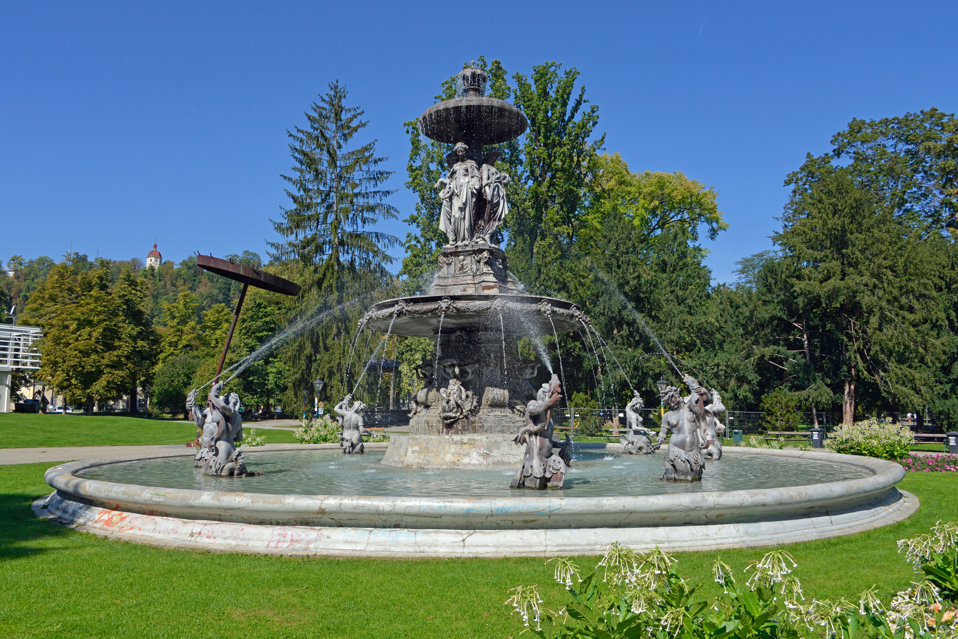 Der Grazer Stadtparkbrunnen, auf der linken Seite befindet sich die Skulptur 