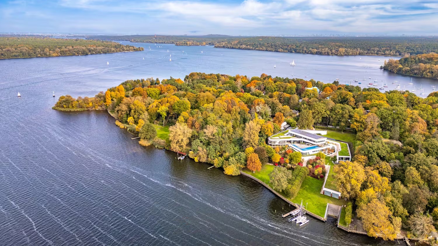 Die Villa ist nur vom Wasser aus zu sehen, hat bei Anwohnern in der Umgebung aber trotzdem für Aufregung gesorgt.
