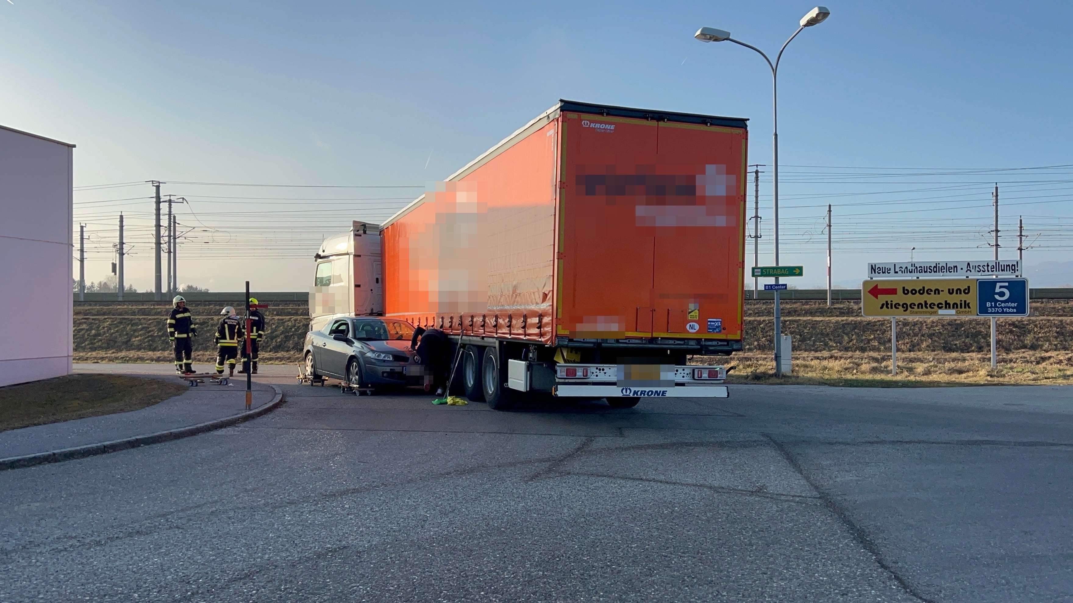 Das Auto wurde unter dem Lkw eingeklemmt.