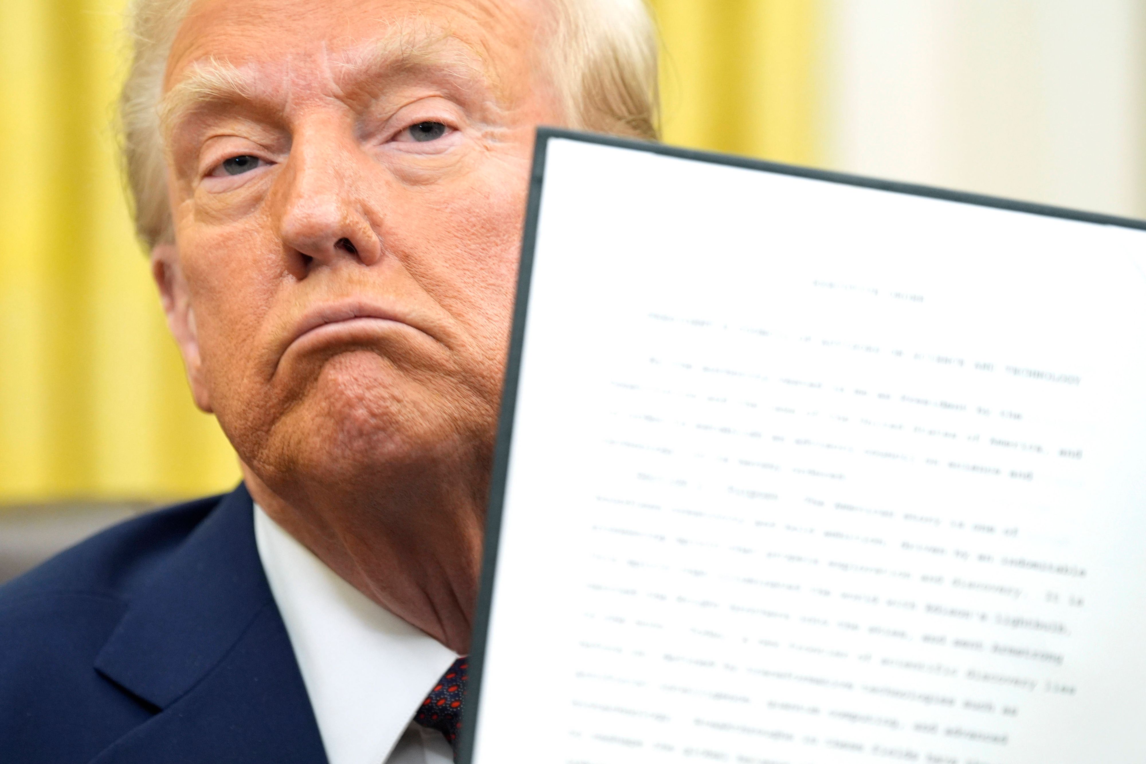 US-Präsident Donald Trump mit einer eben von ihm unterschriebenen Executive Order.