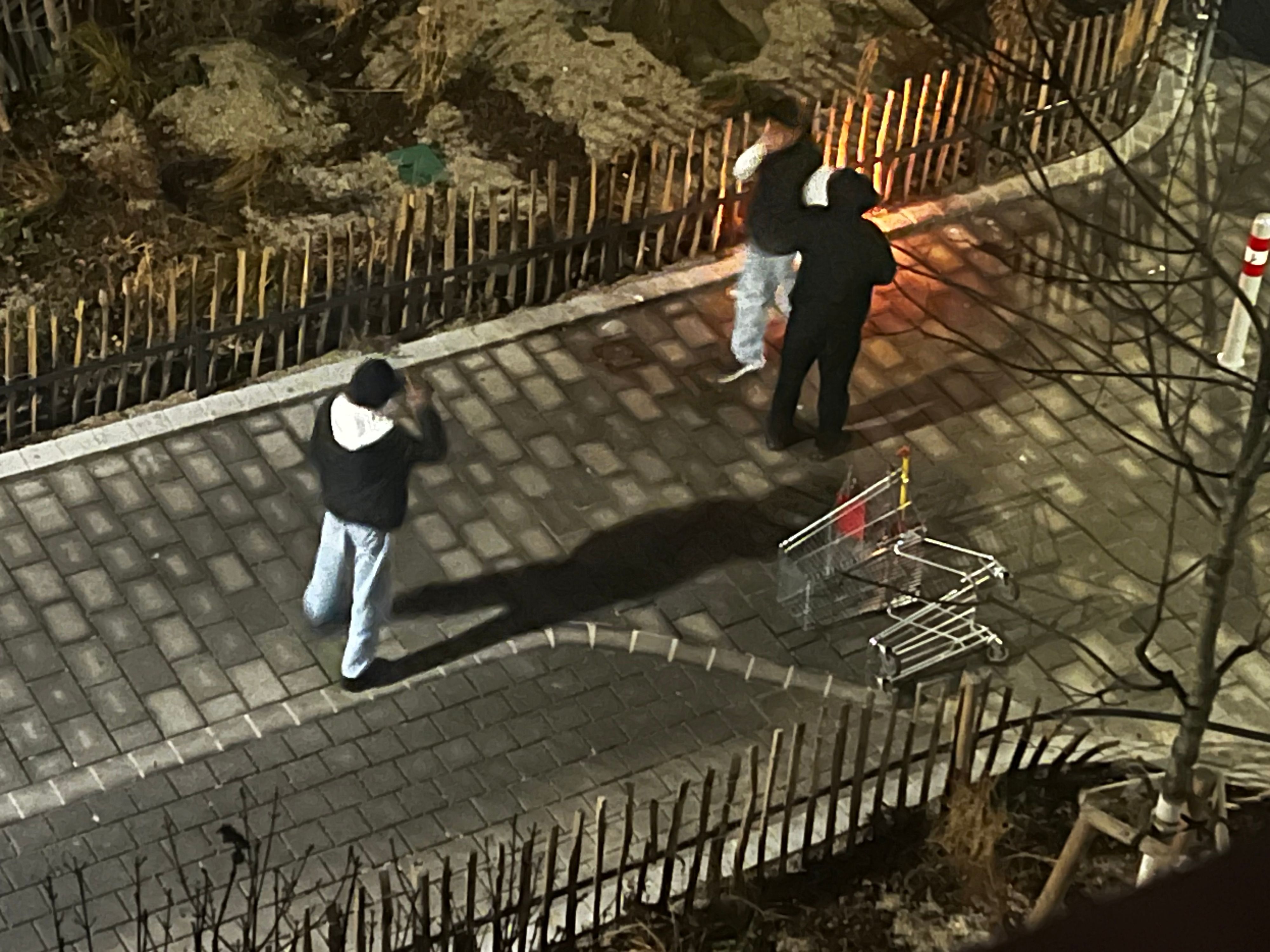 Jugendliche legen in Wien-Neubau Feuer an einem Zaun.