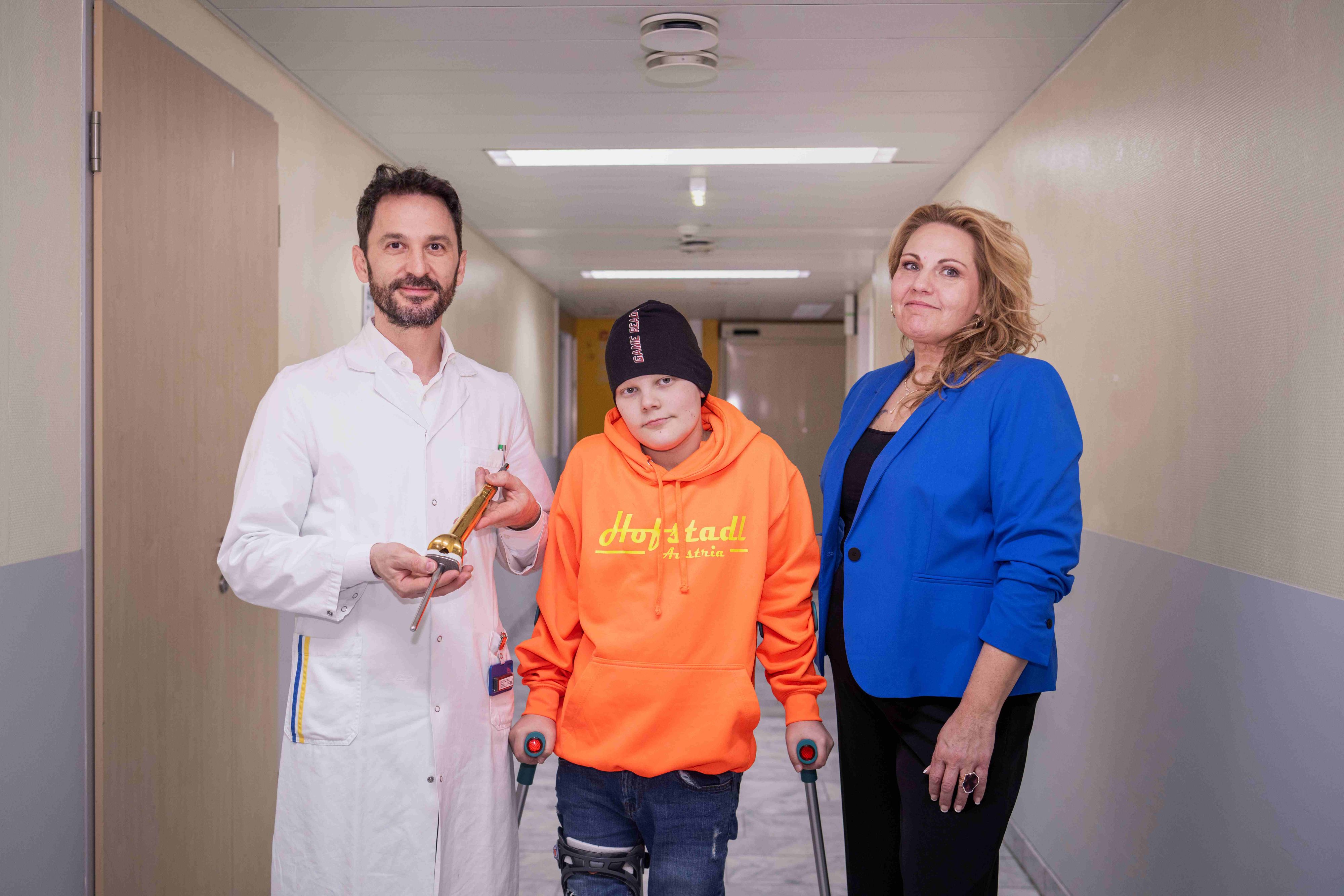 David (Mitte) hatte einen aggressiven Tumor. Dank einer speziellen Prothese kann er wieder gehen.