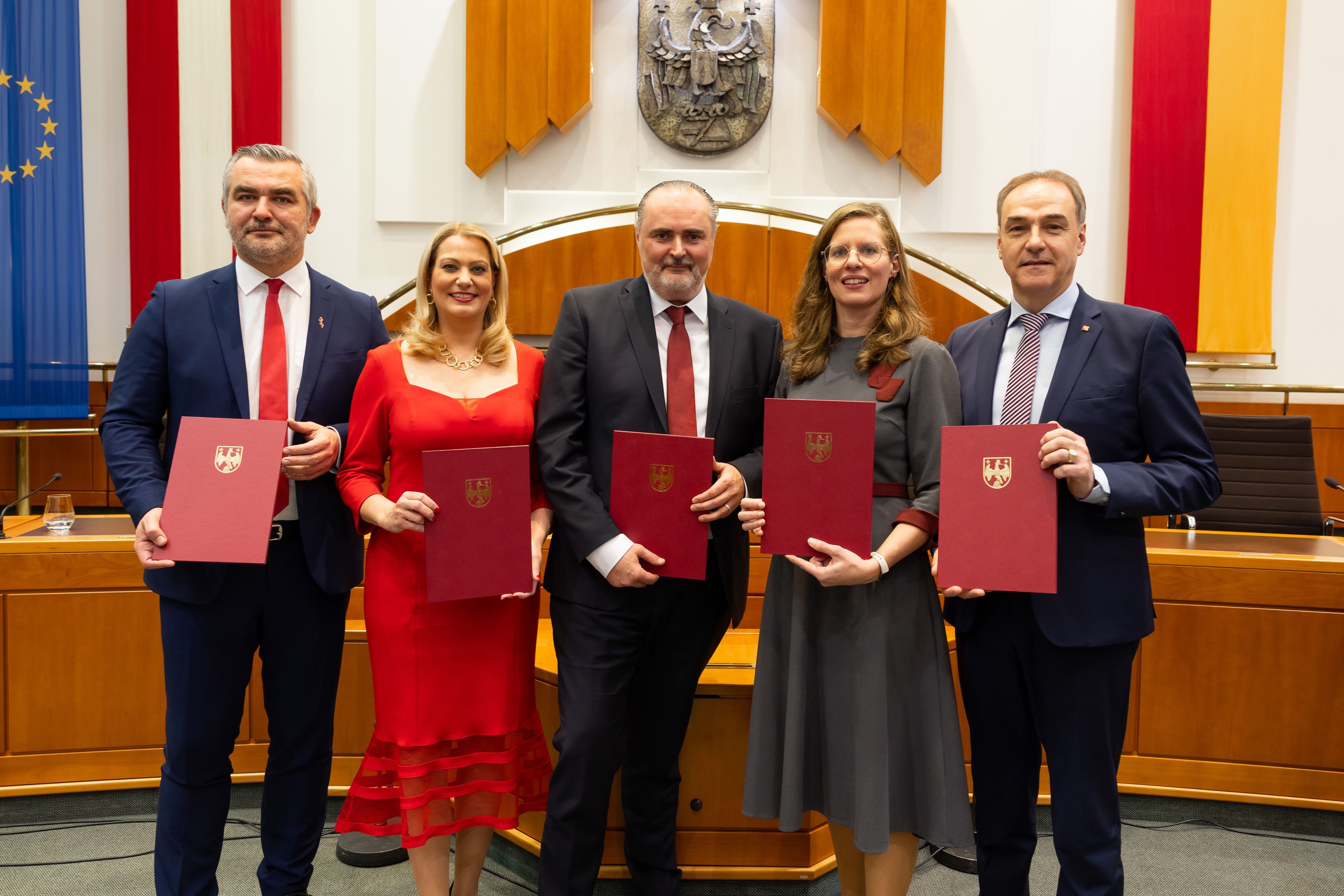 Die neue Landesregierung des Burgenlandes mit Landeshauptmann Hans Peter Doskozil (Mitte), Landeshauptmann-Stellvertreterin Anja Haider-Wallner (2. v. r.), Leonhard Schneemann, Daniela Winkler und Heinrich Dorner.