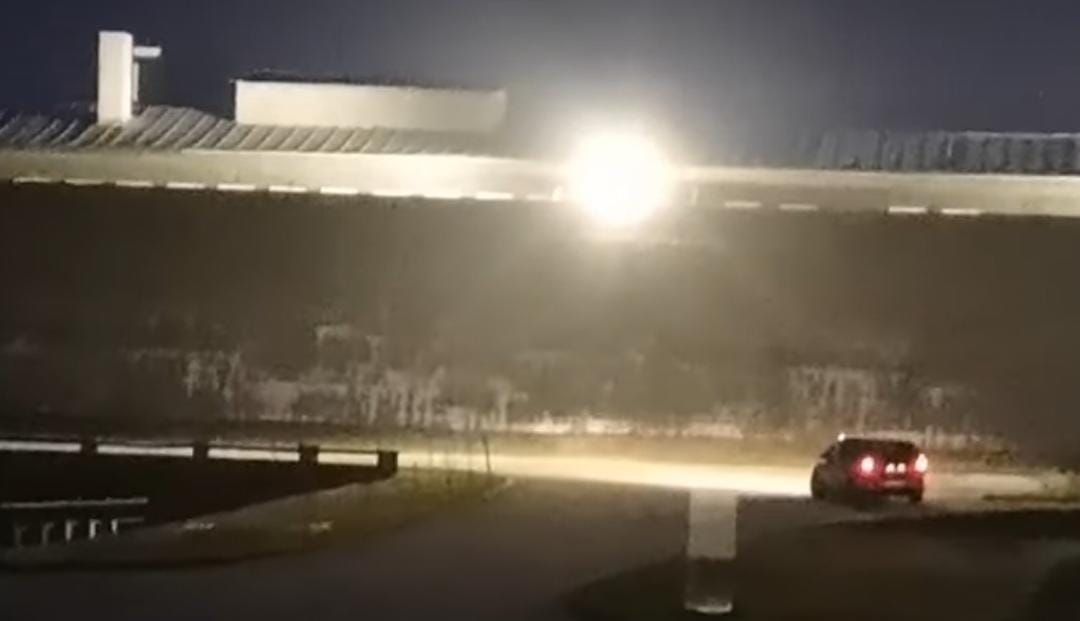 Das Video zeigt, wie der Lenker im gesperrten Bereich der Gedenkstätte Mauthausen herumfährt.