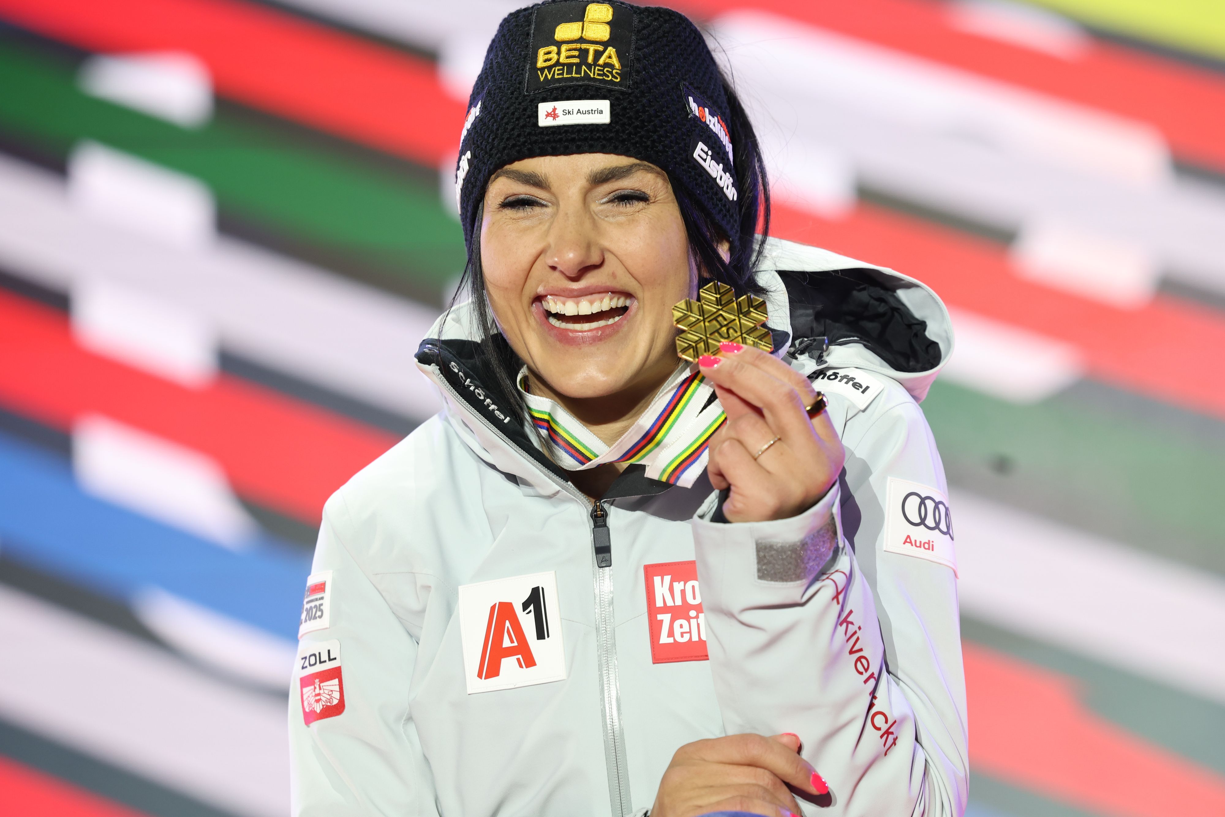 Stephie Venier strahlt mit ihrer Goldenen um die Wette.