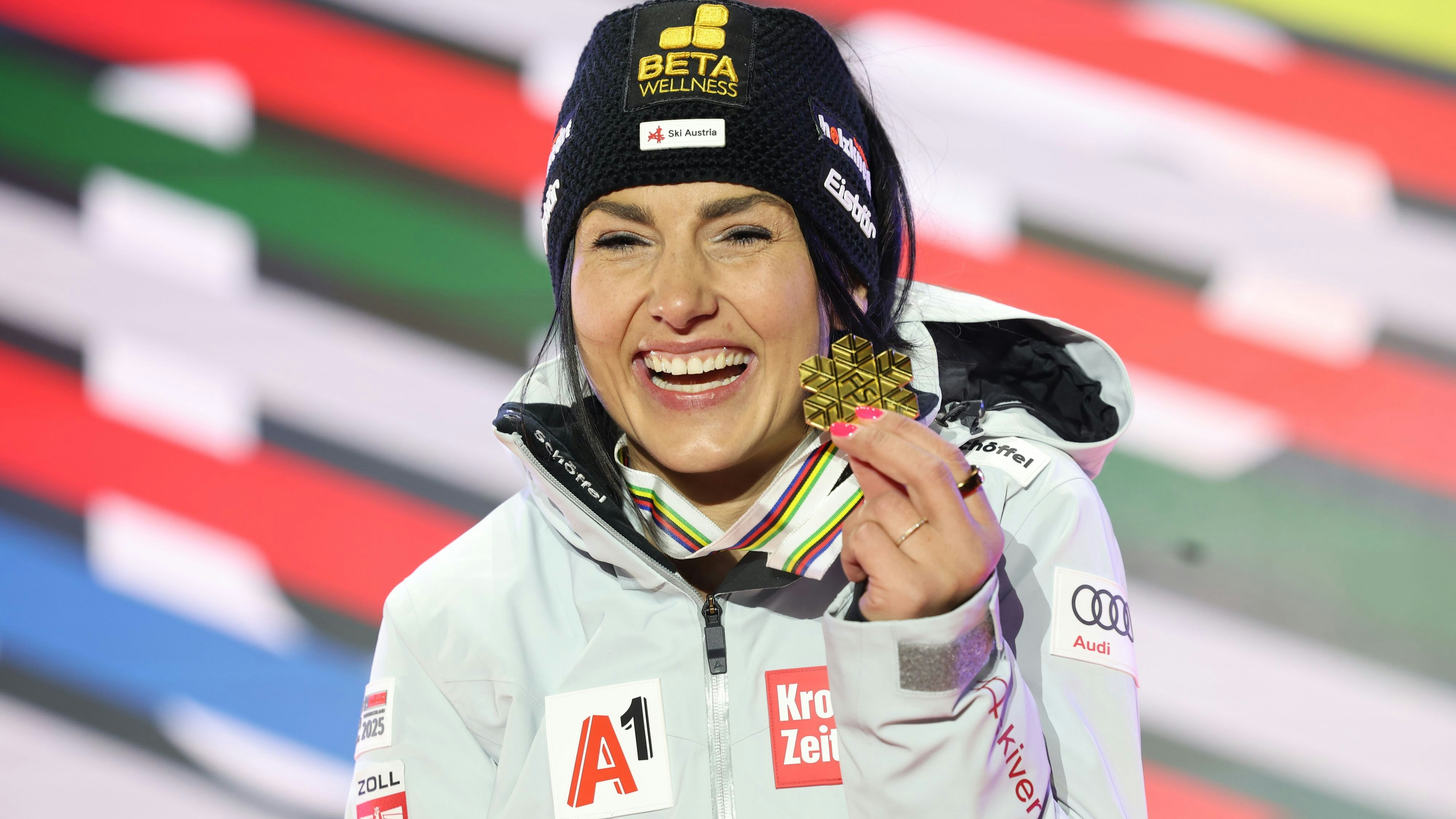 Stephie Venier strahlt mit ihrer Goldenen um die Wette.