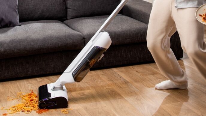 Während der Bodenreinigung werden Frisch- und Schmutzwasser in großen Wassertanks voneinander getrennt.