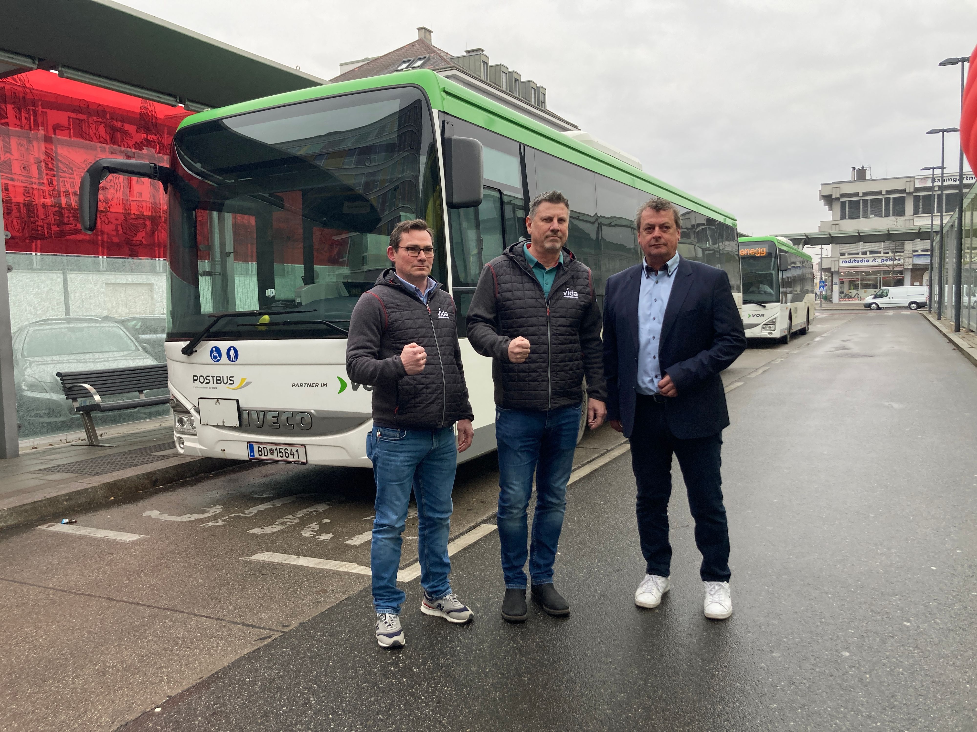 v.l.n.r.: Busfahrer und Betreibsräte Markus Ernst und Thomas Stiller, daneben Horst Pammer (vida)