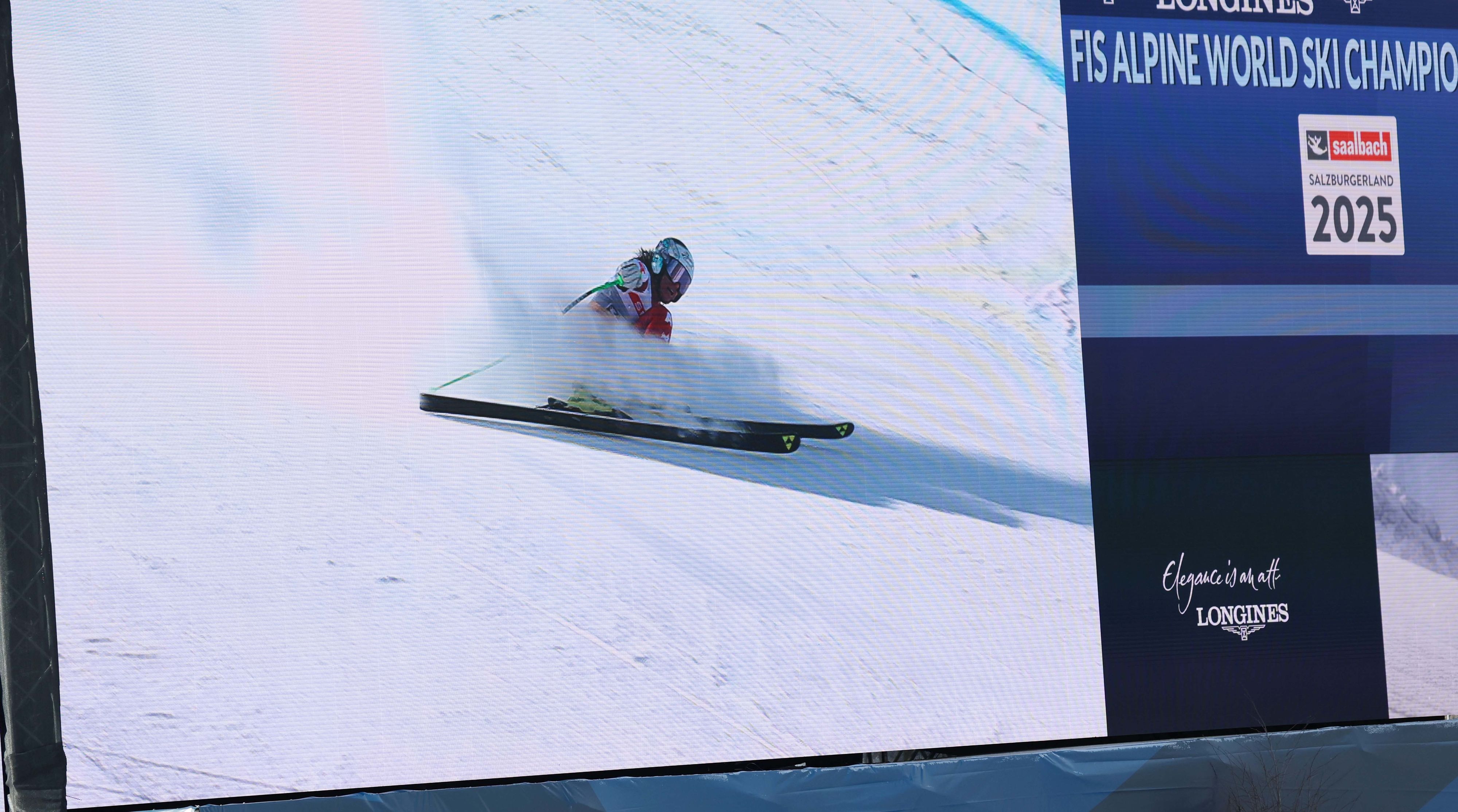 Haaser blieb nach ihrem Sturz im Schnee liegen.