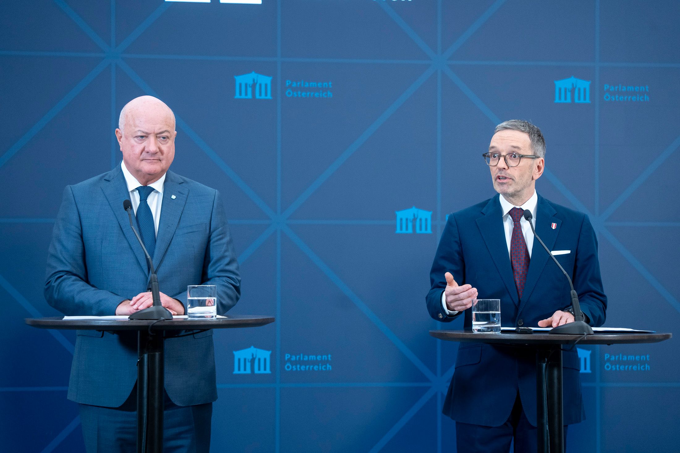 Hurra, sie reden noch! Herbert Kickl (r.) und Christian Stocker wollen ihre Verhandlungen nun zügig wieder aufnehmen.