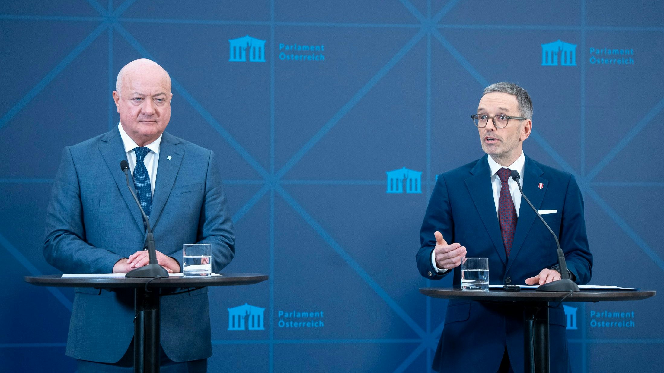 Hurra, sie reden noch! Herbert Kickl (r.) und Christian Stocker wollen ihre Verhandlungen nun zügig wieder aufnehmen.