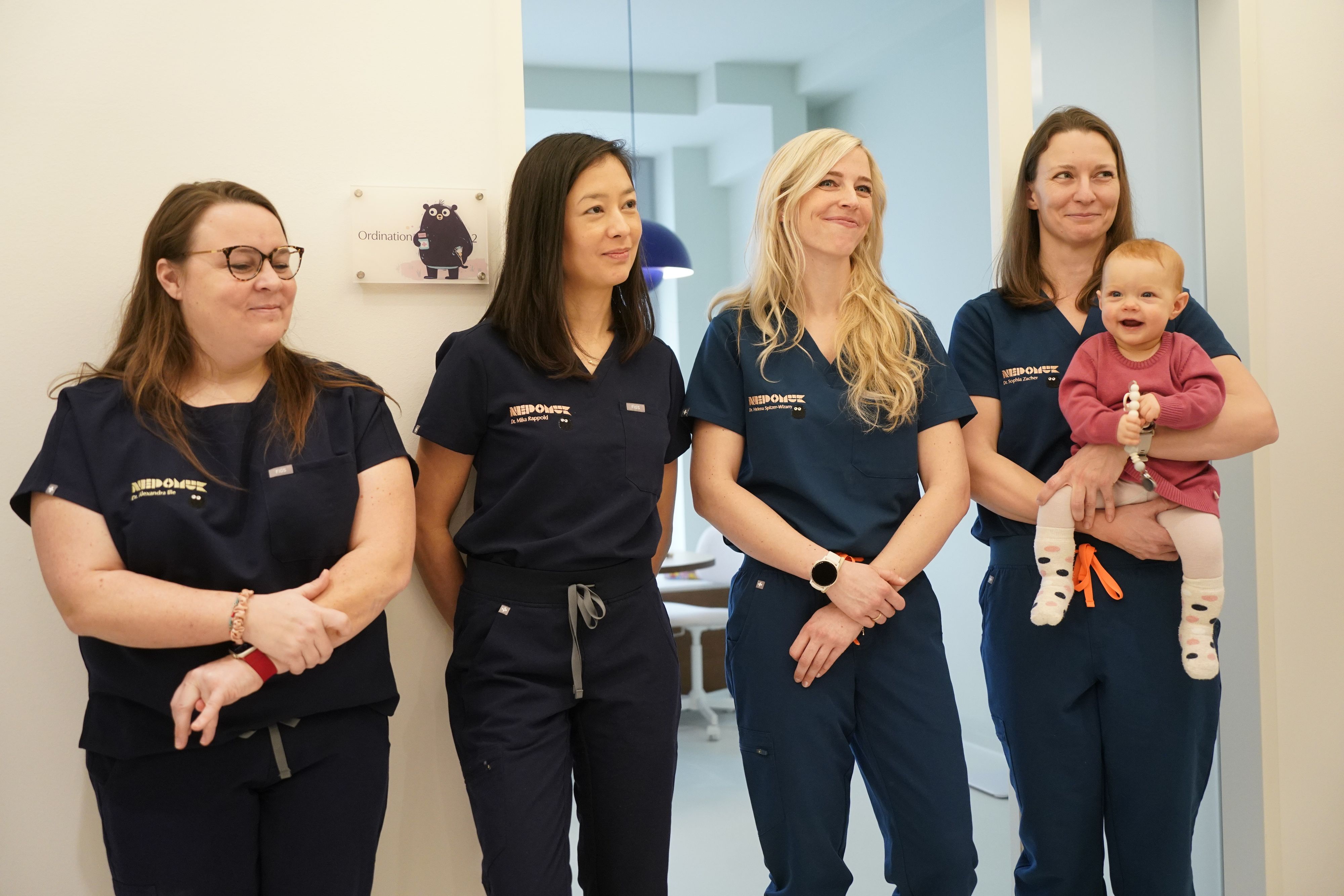 (v.l.): Die Kinderärztinnen Alexandra Ille, Mika Rappold, Helena Spitzer und Sophia Zacher mit Baby Luisa