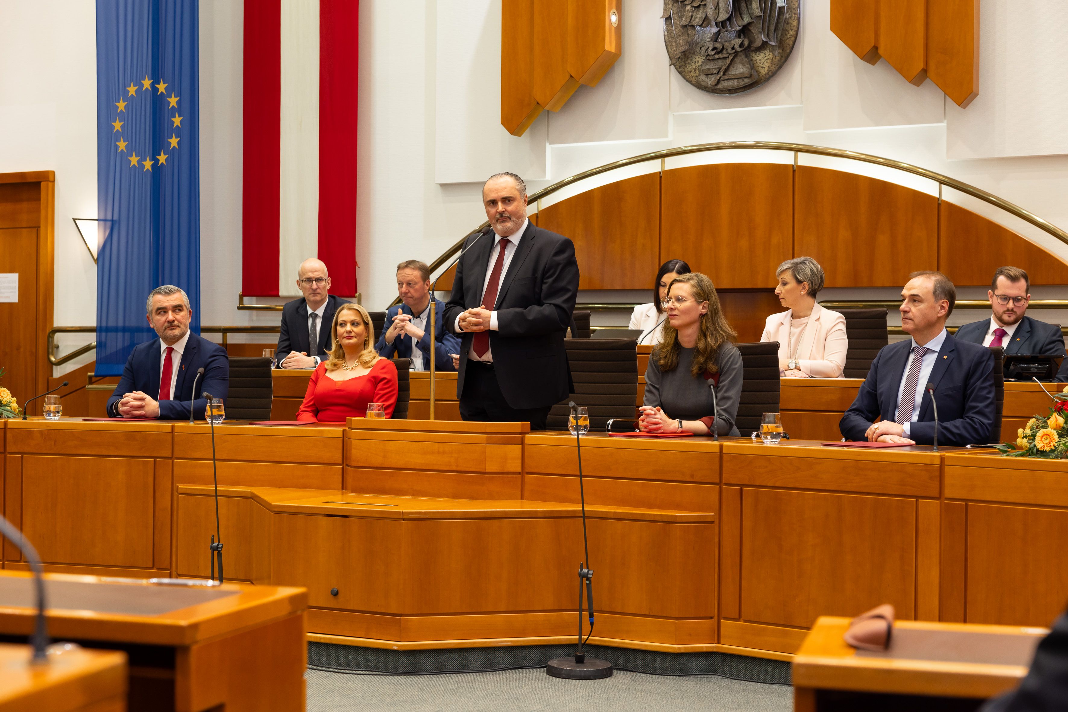 Die Mitglieder der Burgenländischen Landesregierung auf der Regierungsbank.