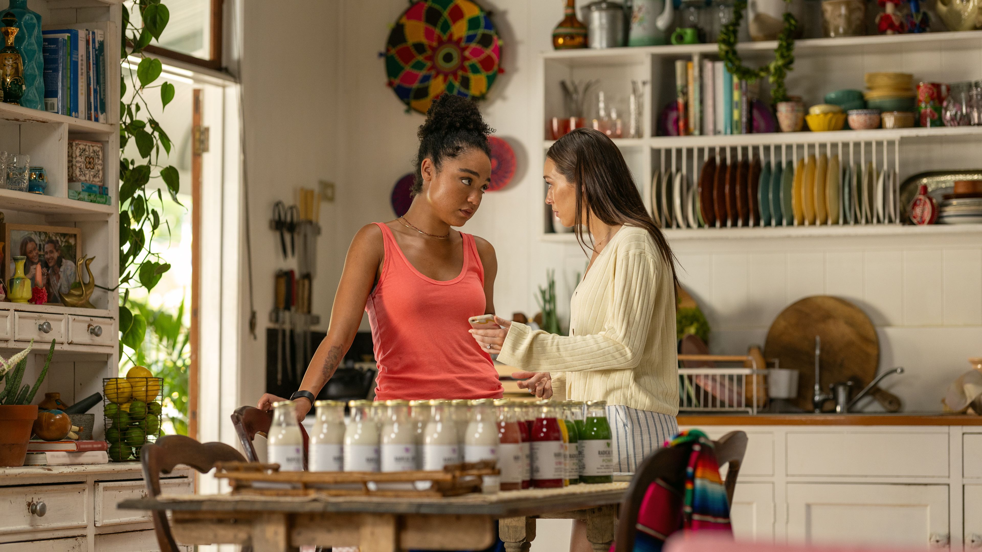 Social Media-Millionäre im Clinch: Aisha Dee als Chanelle und Alycia Debnam-Carey als Milla in "Apple Cider Vinegar"