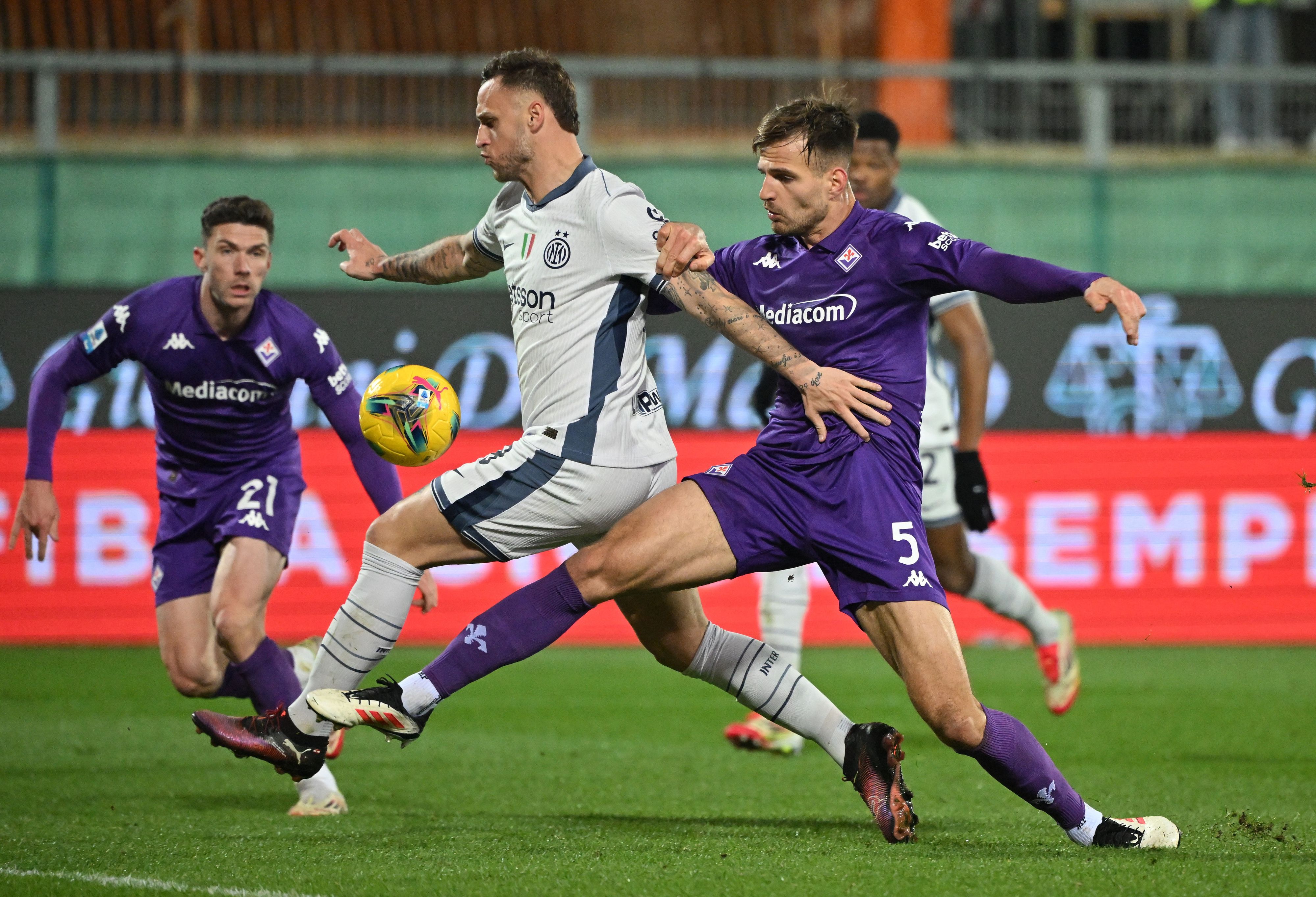 ÖFB-Ass Marko Arnautovic im Duell mit der Fiorentina. 