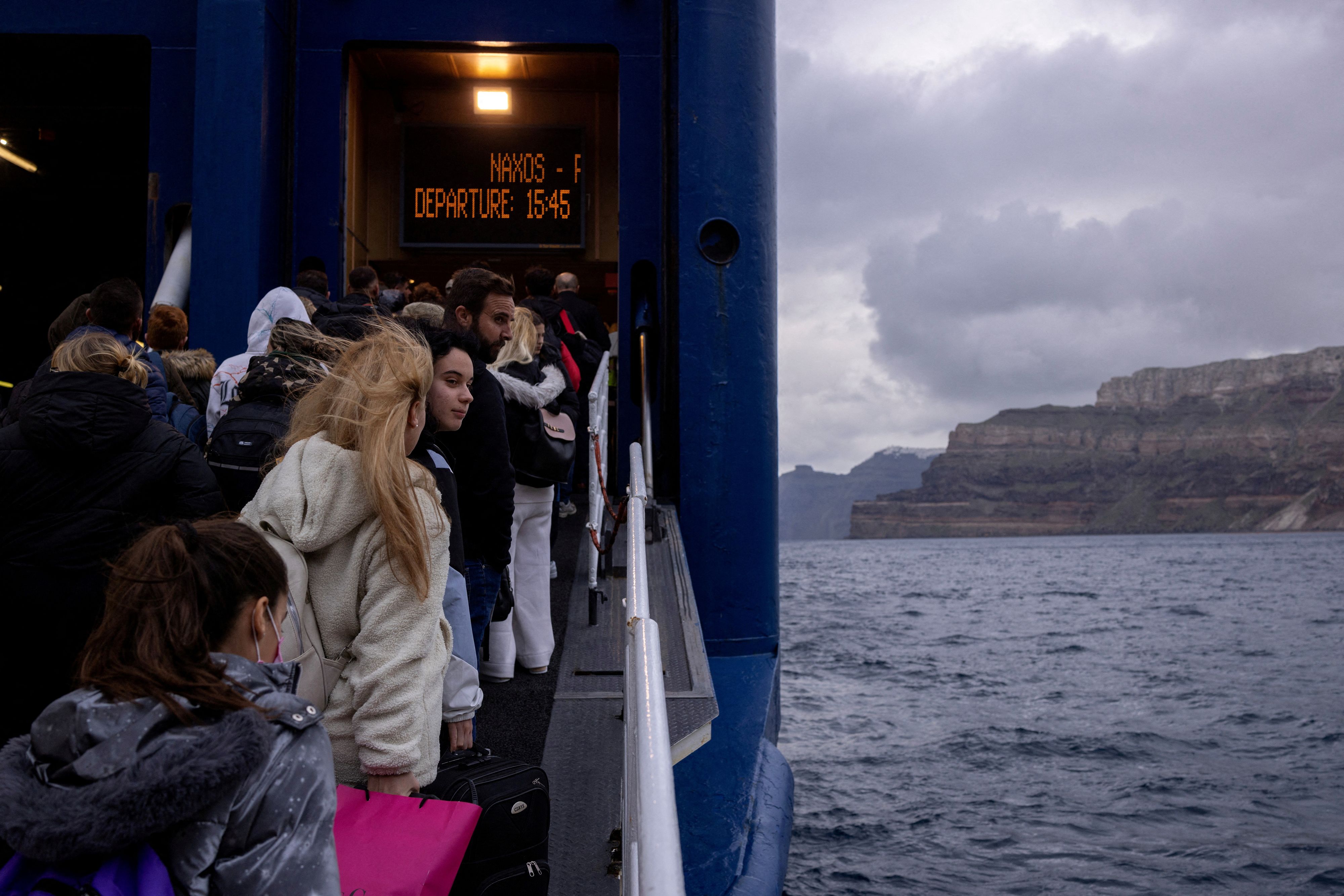Menschen an Bord einer Fähre, die in Richtung Piraeus unterwegs ist, am 4. Februar 2025.