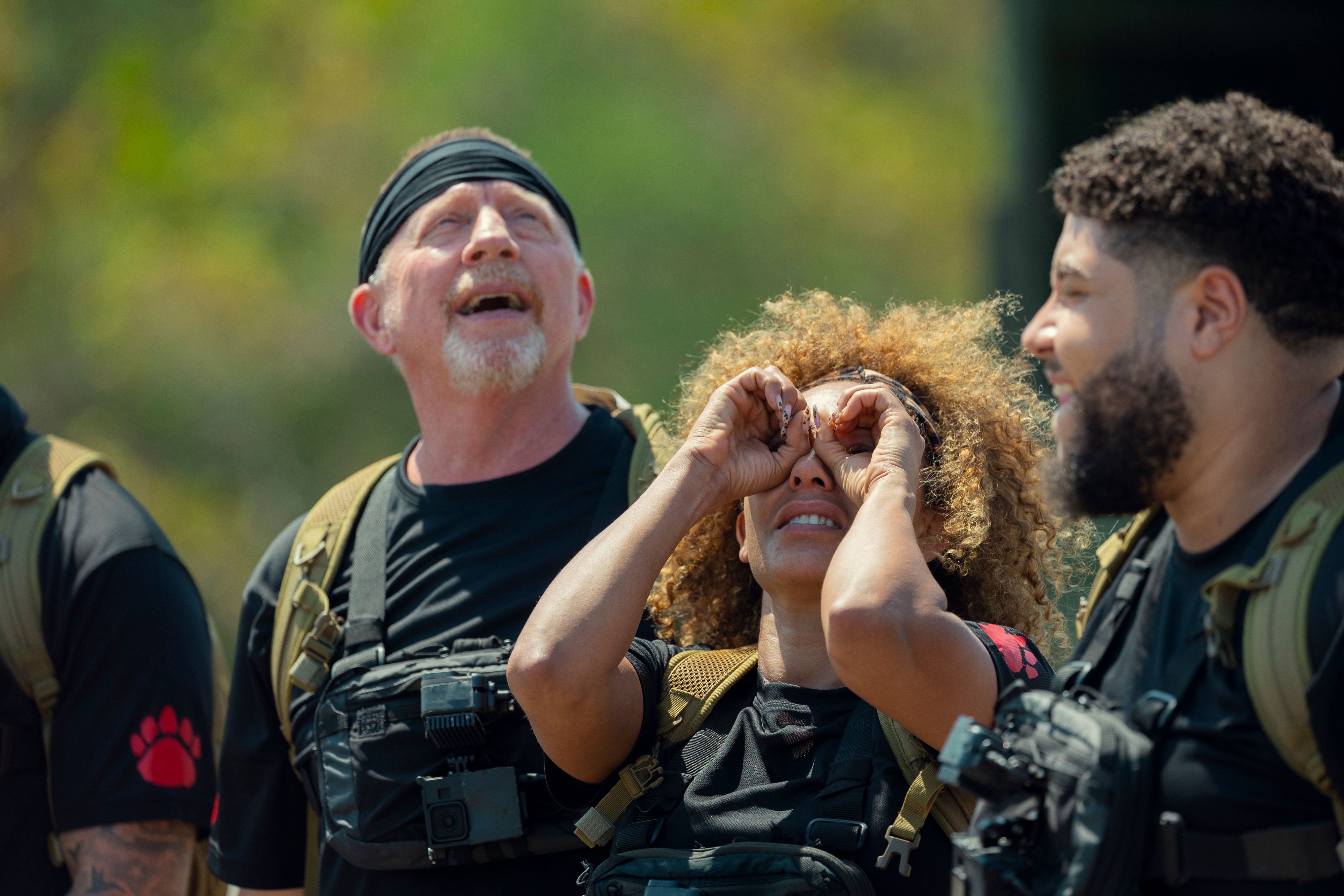 "Schau mal, siehst du das?!" Ex-Mr. Wimbledon Boris Becker, Ex-Spice Girl Mel B. und der Rapper Big Zuu im Dschungel von Costa Rica: "Bear Hunt – Die Promi-Jagd" auf Netflix