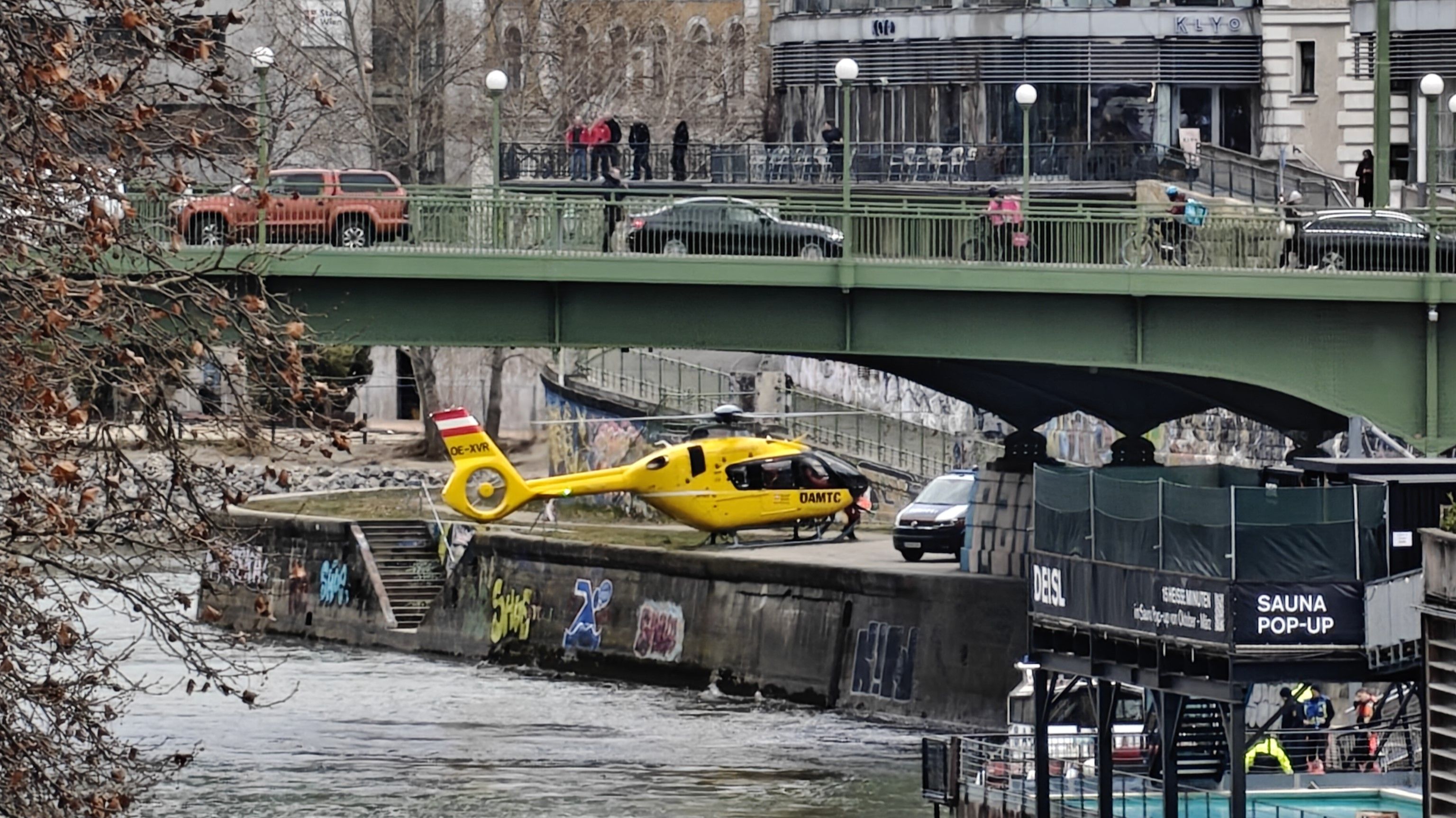 Mann aus Donaukanal gerettet – Heli im Einsatz